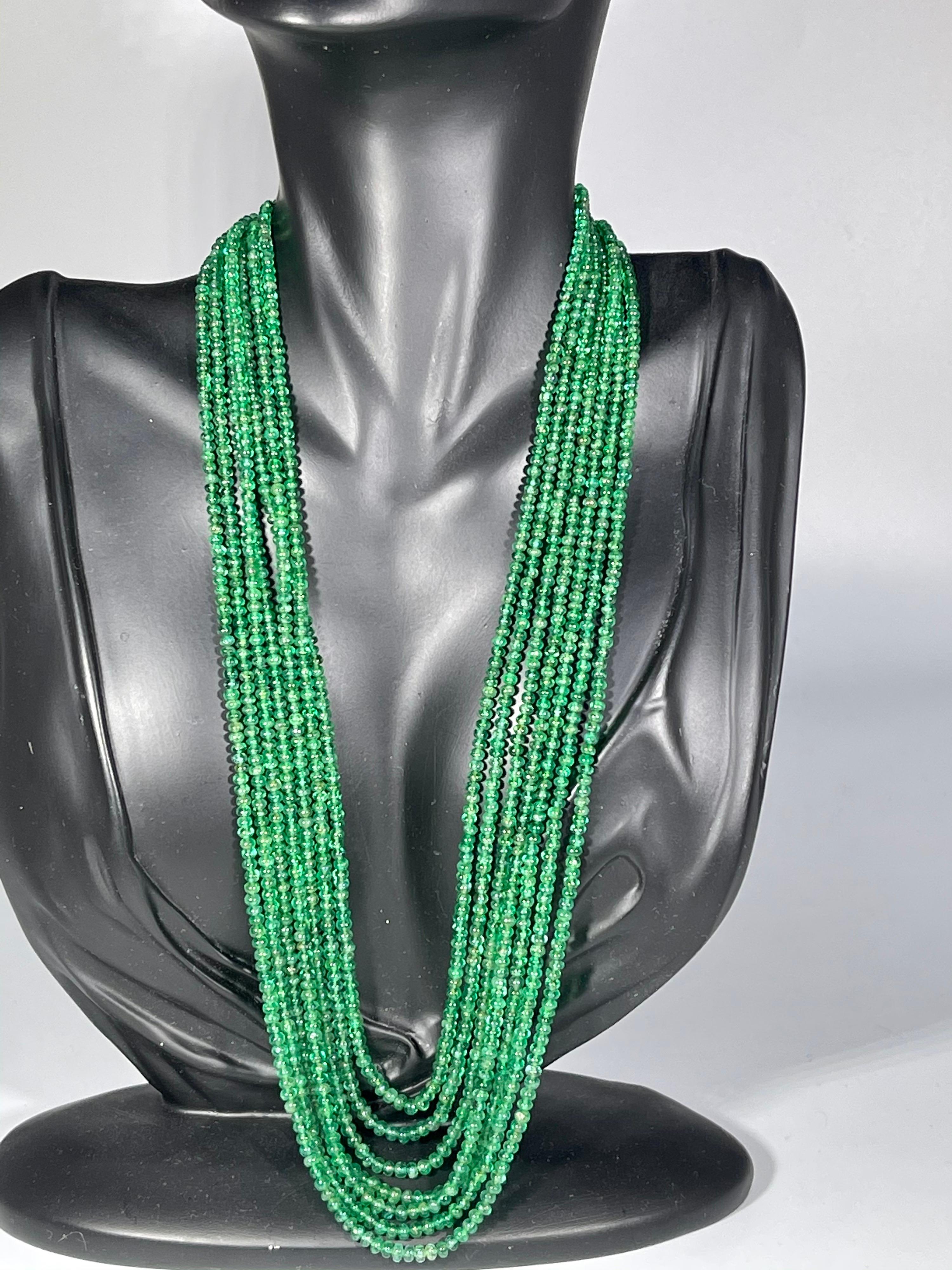 200 Carat Emerald Beads 7 Line Necklace with Diamond Clasp 18 Karat Yellow Gold For Sale 6