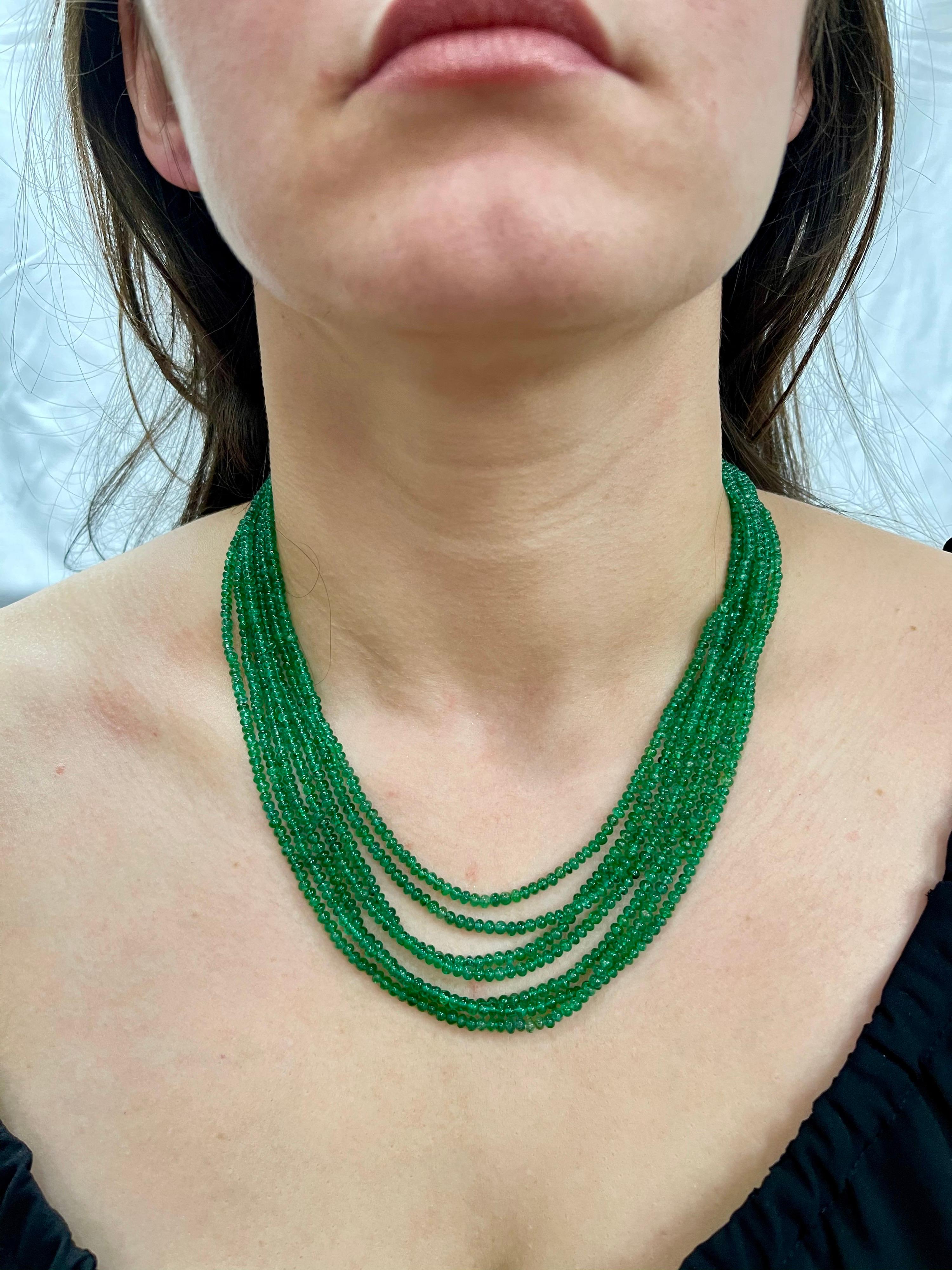 200 Carat Emerald Beads 7 Line Necklace with Diamond Clasp 18 Karat Yellow Gold For Sale 10