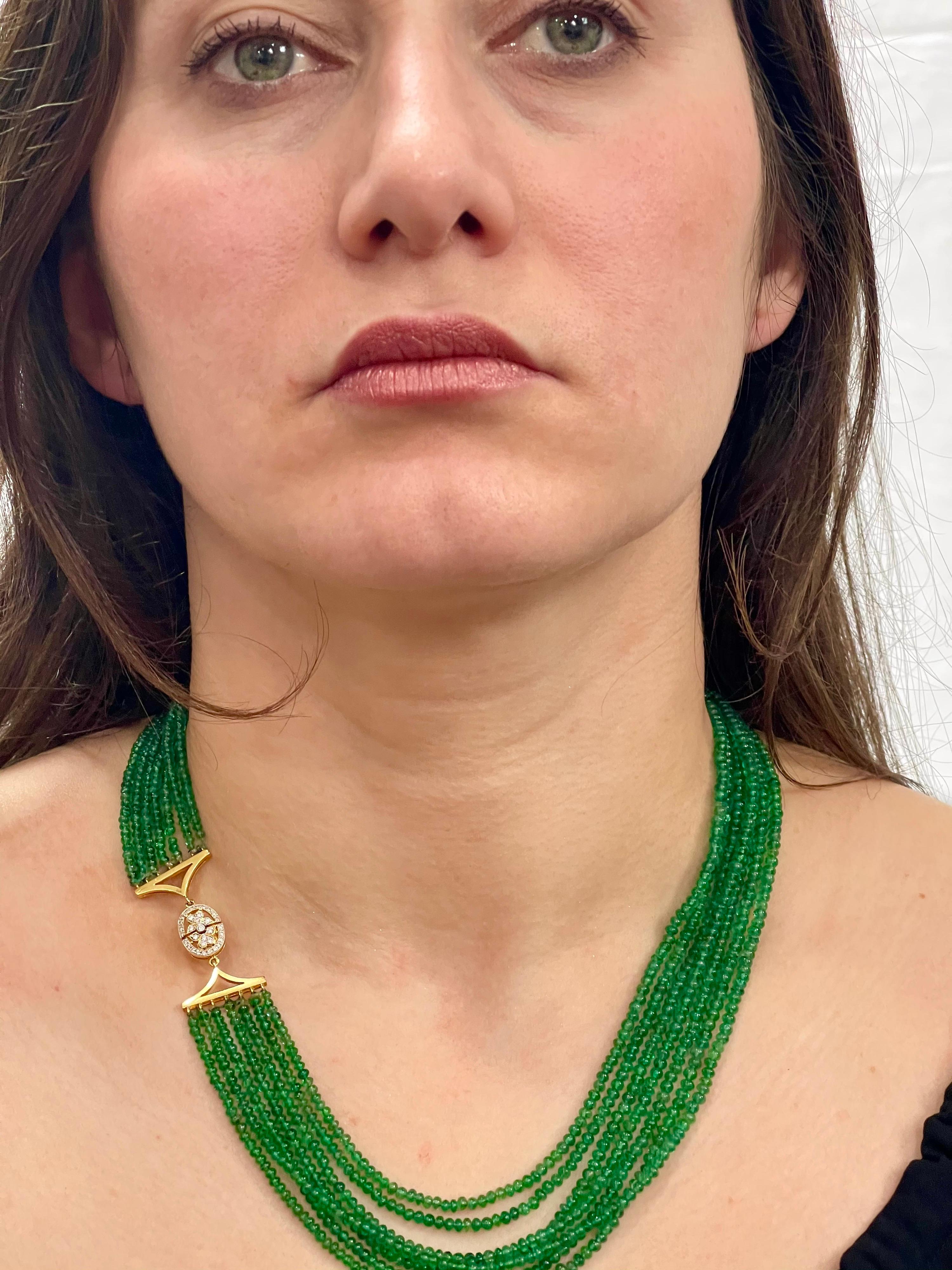 200 Carat Emerald Beads 7 Line Necklace with Diamond Clasp 18 Karat Yellow Gold For Sale 11