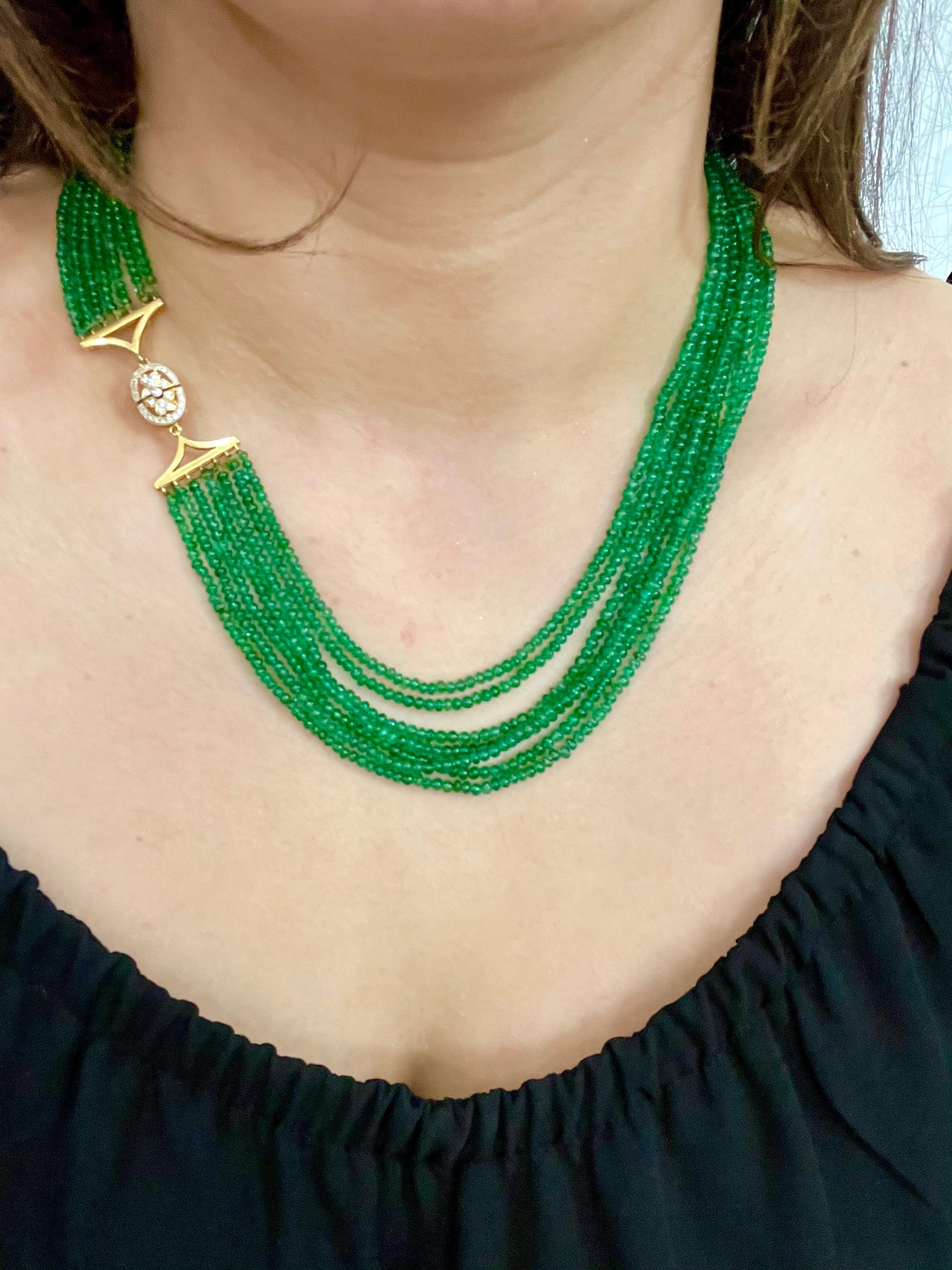 200 Karat Smaragdperlen 7 Linie Halskette mit Diamantverschluss 18 Karat Gelbgold (Perle) im Angebot