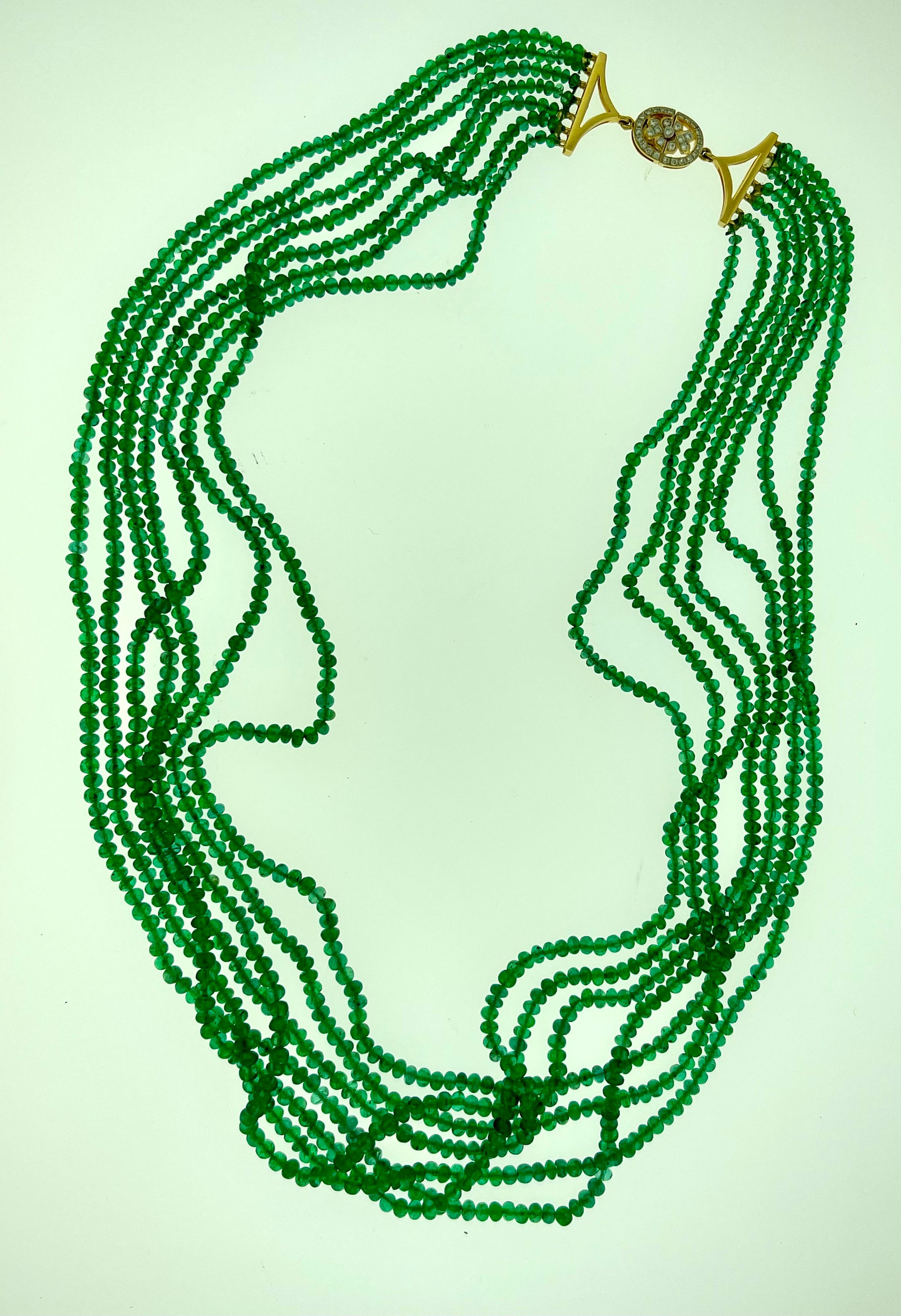200 Karat Smaragdperlen 7 Linie Halskette mit Diamantverschluss 18 Karat Gelbgold im Angebot 1