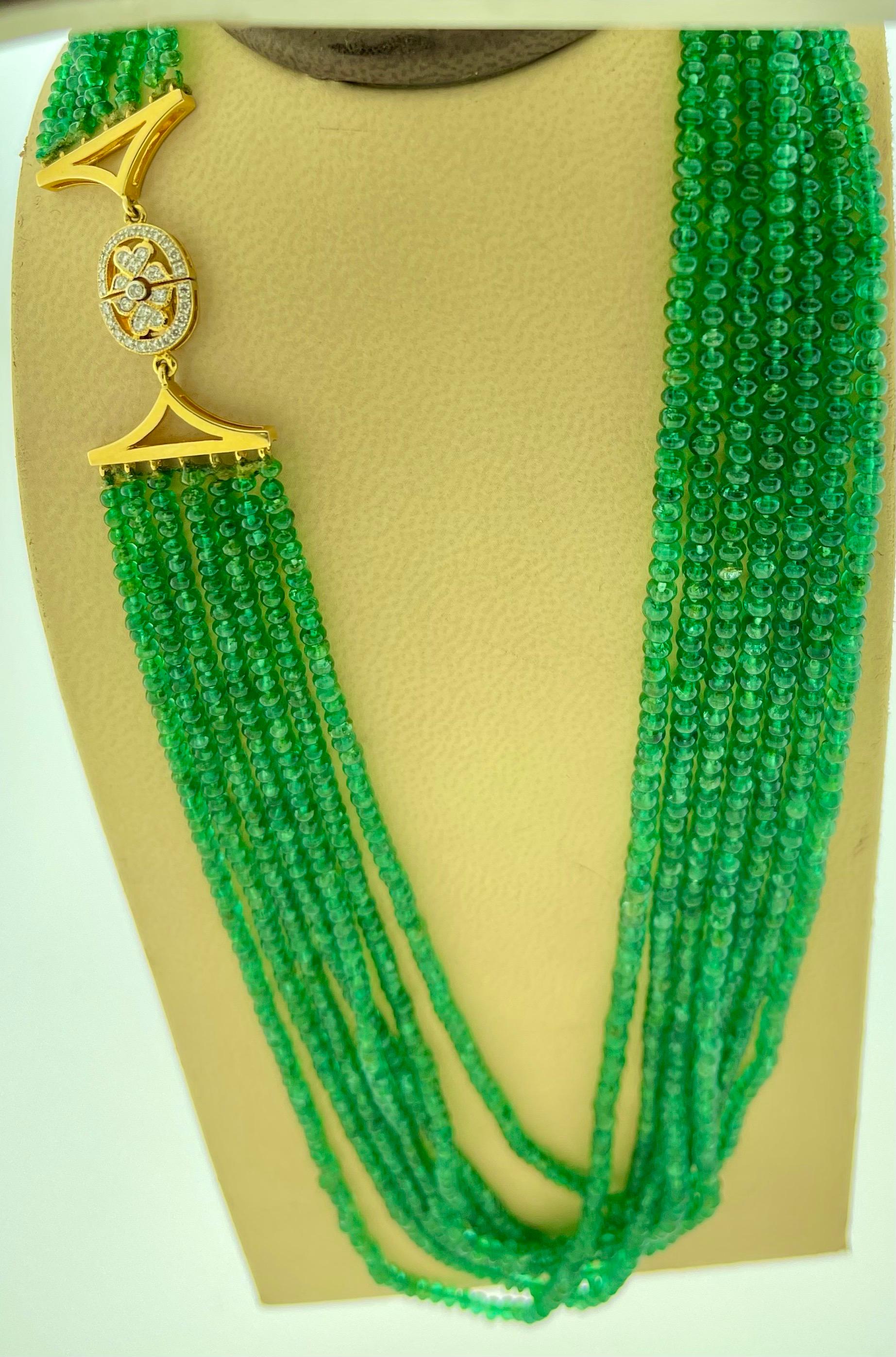200 Carat Emerald Beads 7 Line Necklace with Diamond Clasp 18 Karat Yellow Gold For Sale 1