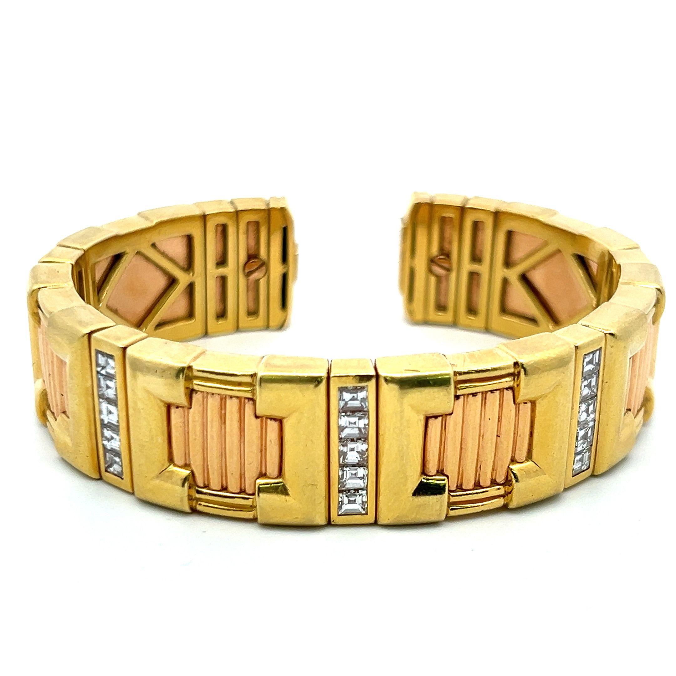 Titel:
2,00 Karat Smaragdschliff Diamant 18 Karat zweifarbiges Gold Manschettenarmband


Stil:
Manschette


Metall:
18 Karat zweifarbiges Gold


Edelstein 1:
2 Karat Diamant


Anzahl von Steinen:
15


Die Form:
Smaragdschliff


Dimension:
6,5
