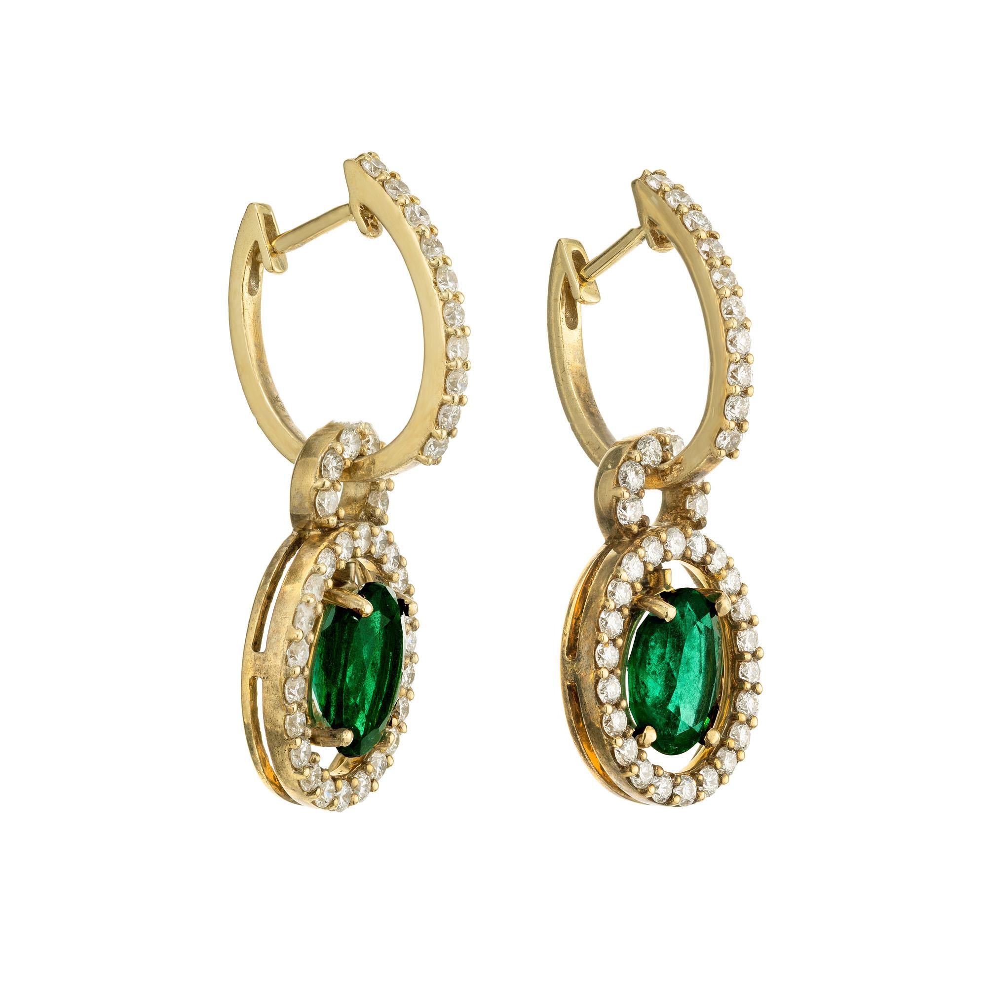Bellissimi orecchini di diamanti stile huggie in oro giallo 14k con sezioni rimovibili di smeraldi e diamanti. I 76 diamanti sono pietre a taglio pieno che abbagliano e scintillano a prescindere dall'angolazione in cui vengono guardati. I due