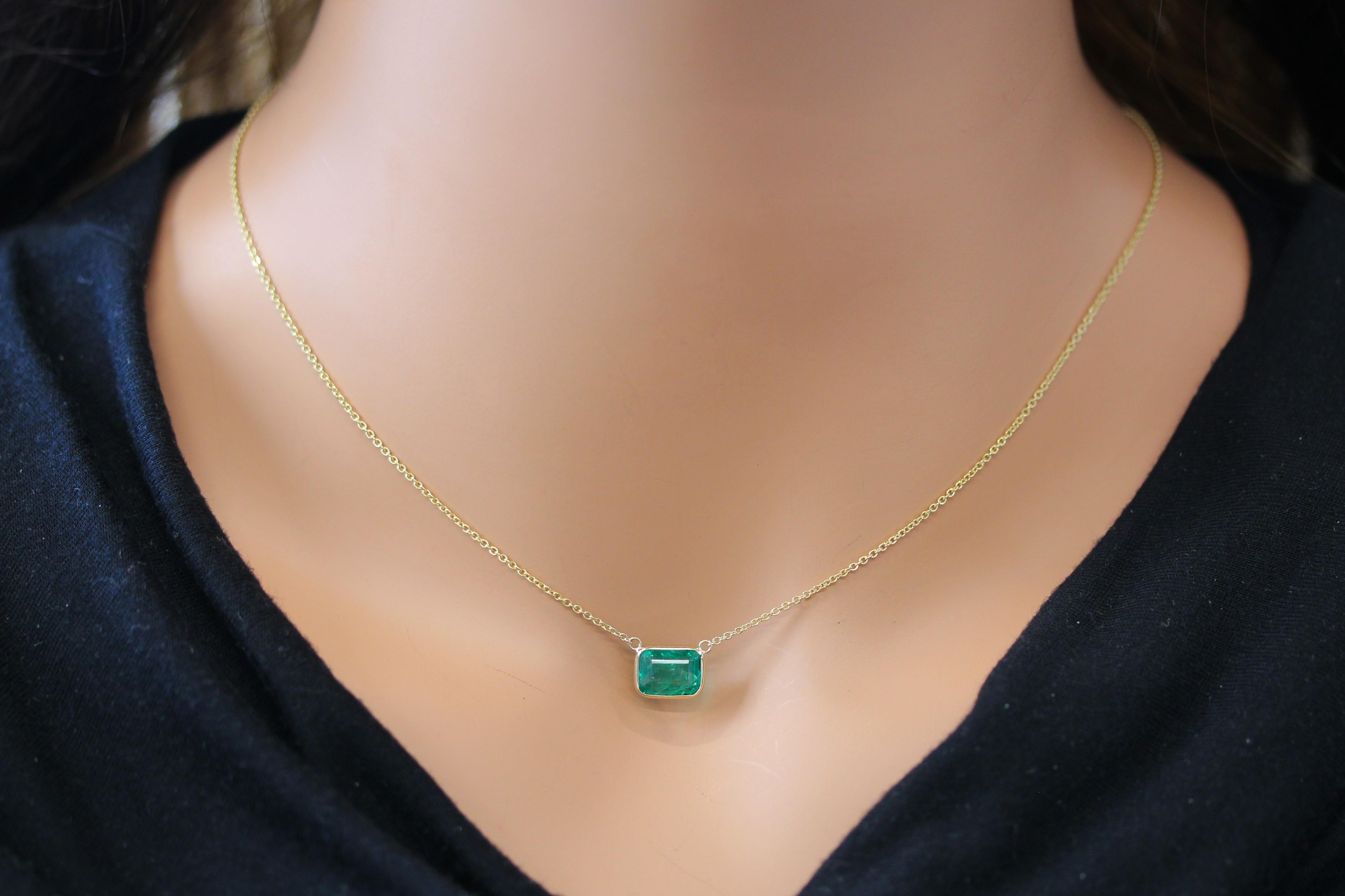 Contemporain 2.00 Carat Emerald Green Fashion Necklaces In 14k Yellow Gold en vente