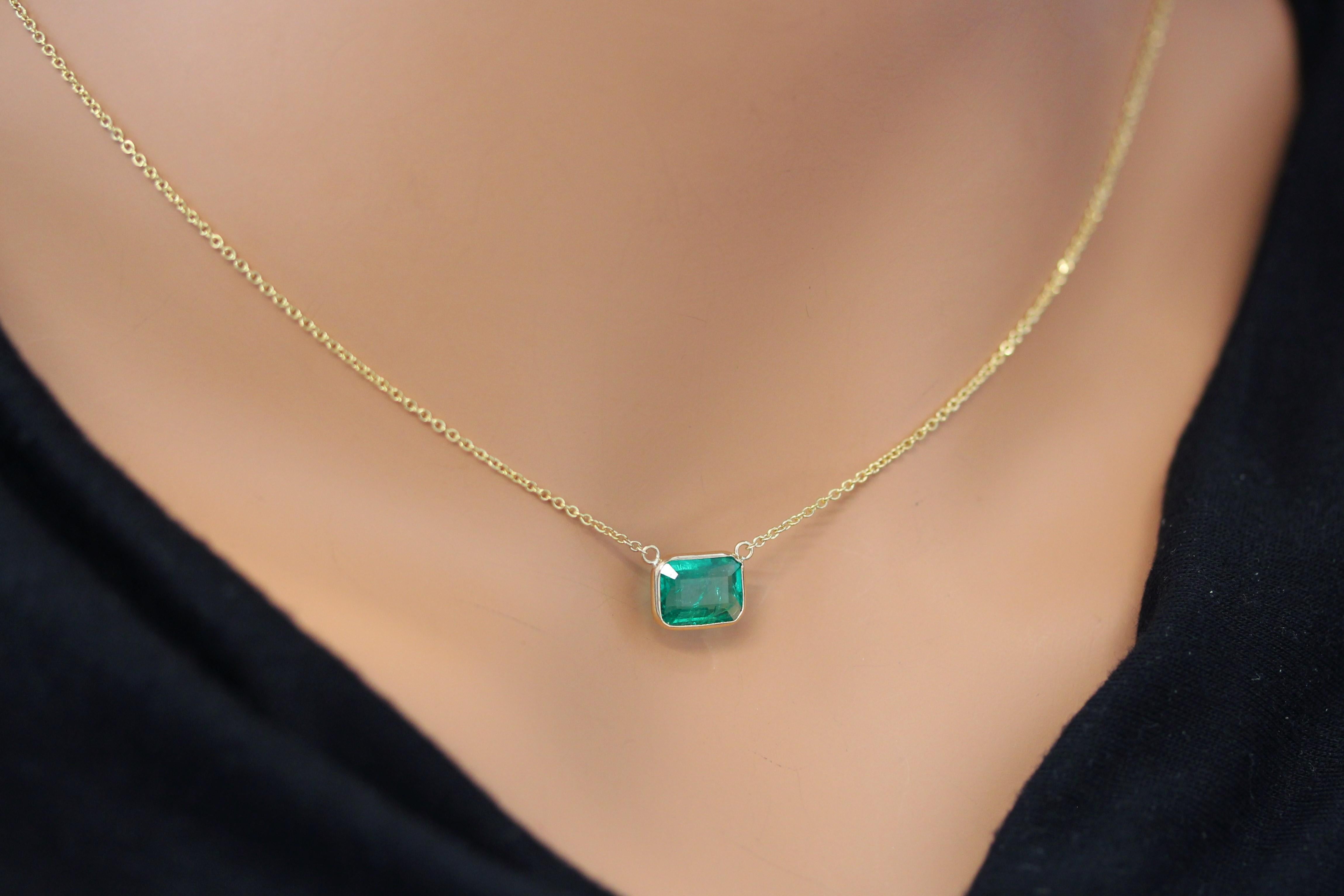 Contemporary 2.00 Carat Emerald Green Fashion Necklaces In 14k Yellow Gold For Sale