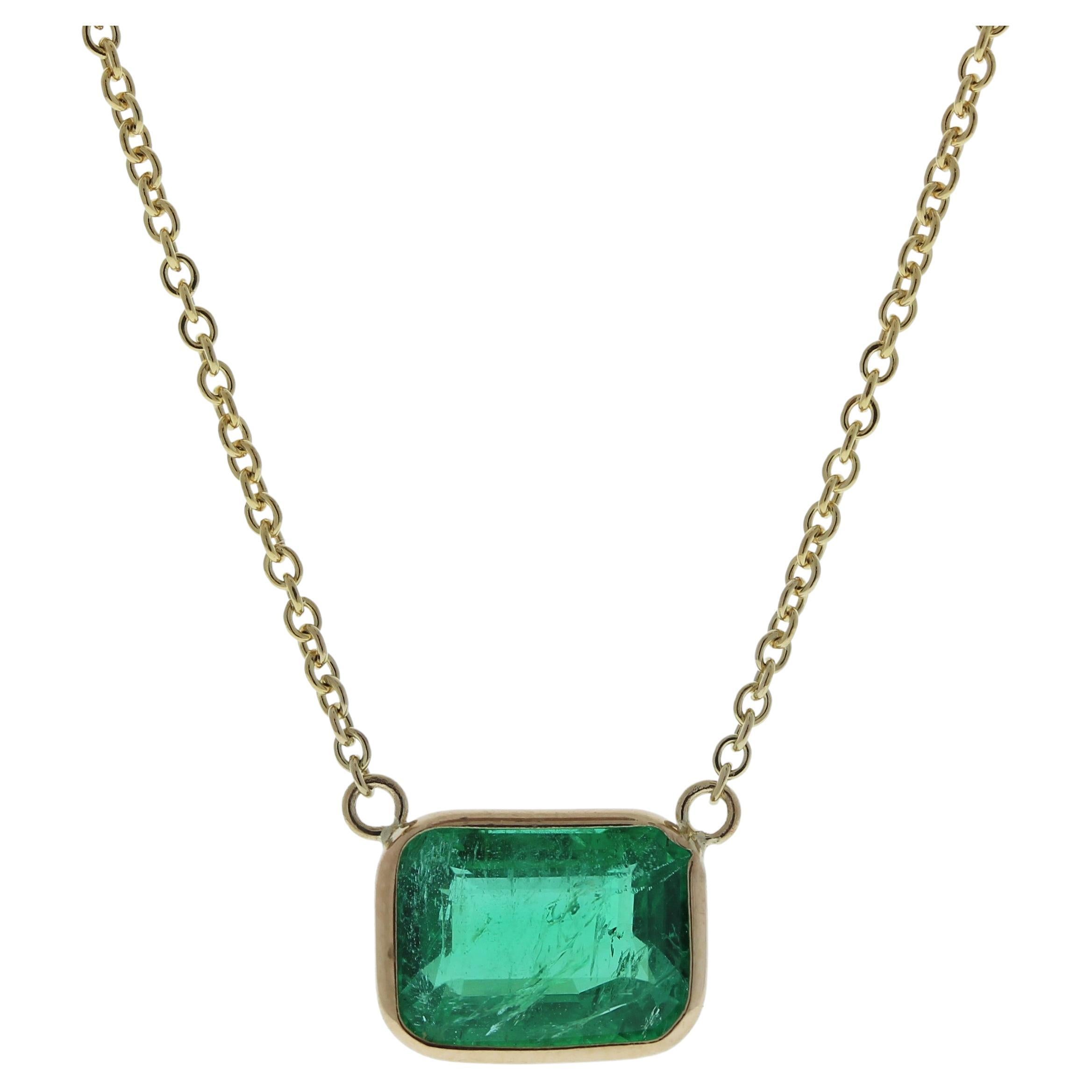 2.00 Carat Emerald Green Fashion Necklaces In 14k Yellow Gold en vente