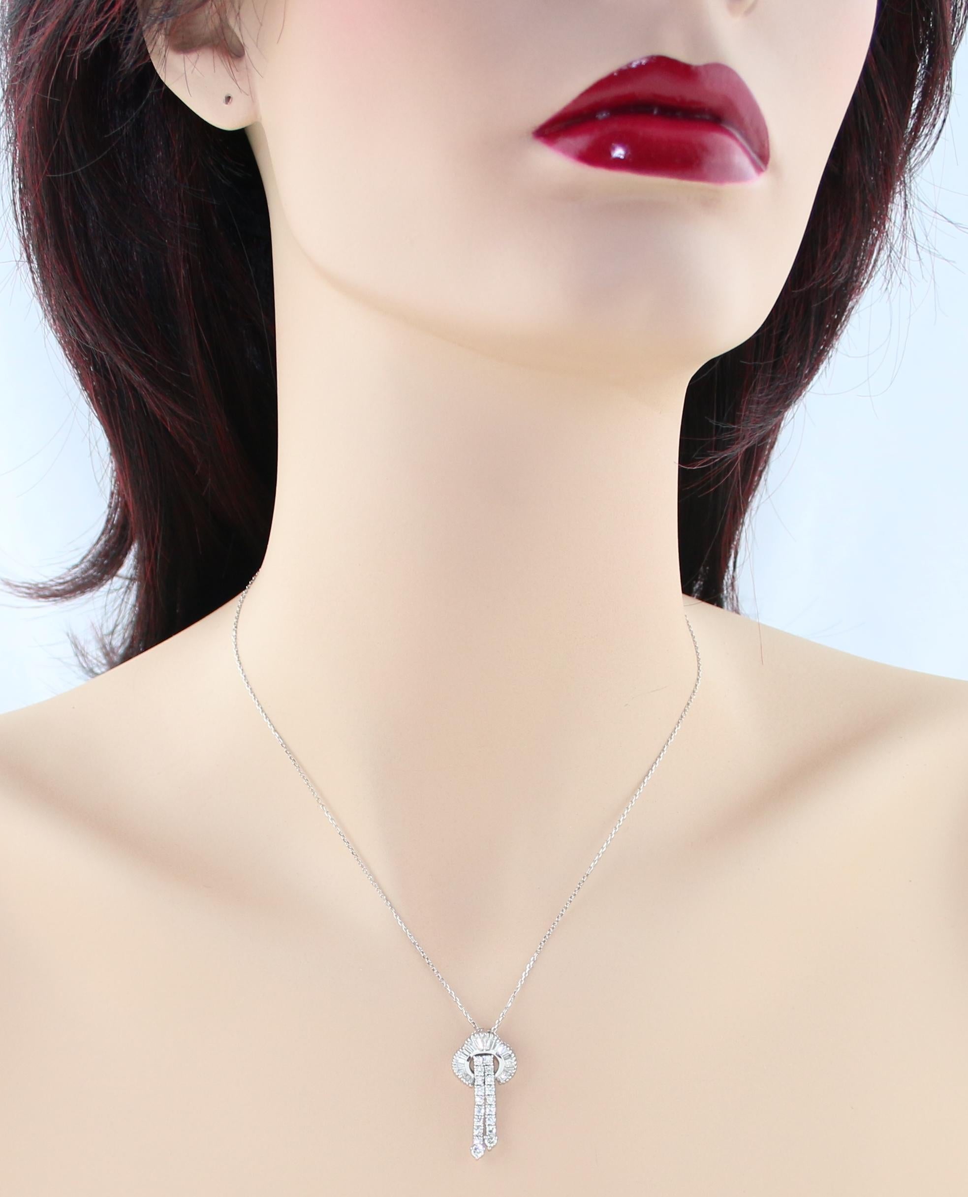 Round Cut 2.00 Carat Gradual Split Diamond Gold Pendant Necklace For Sale