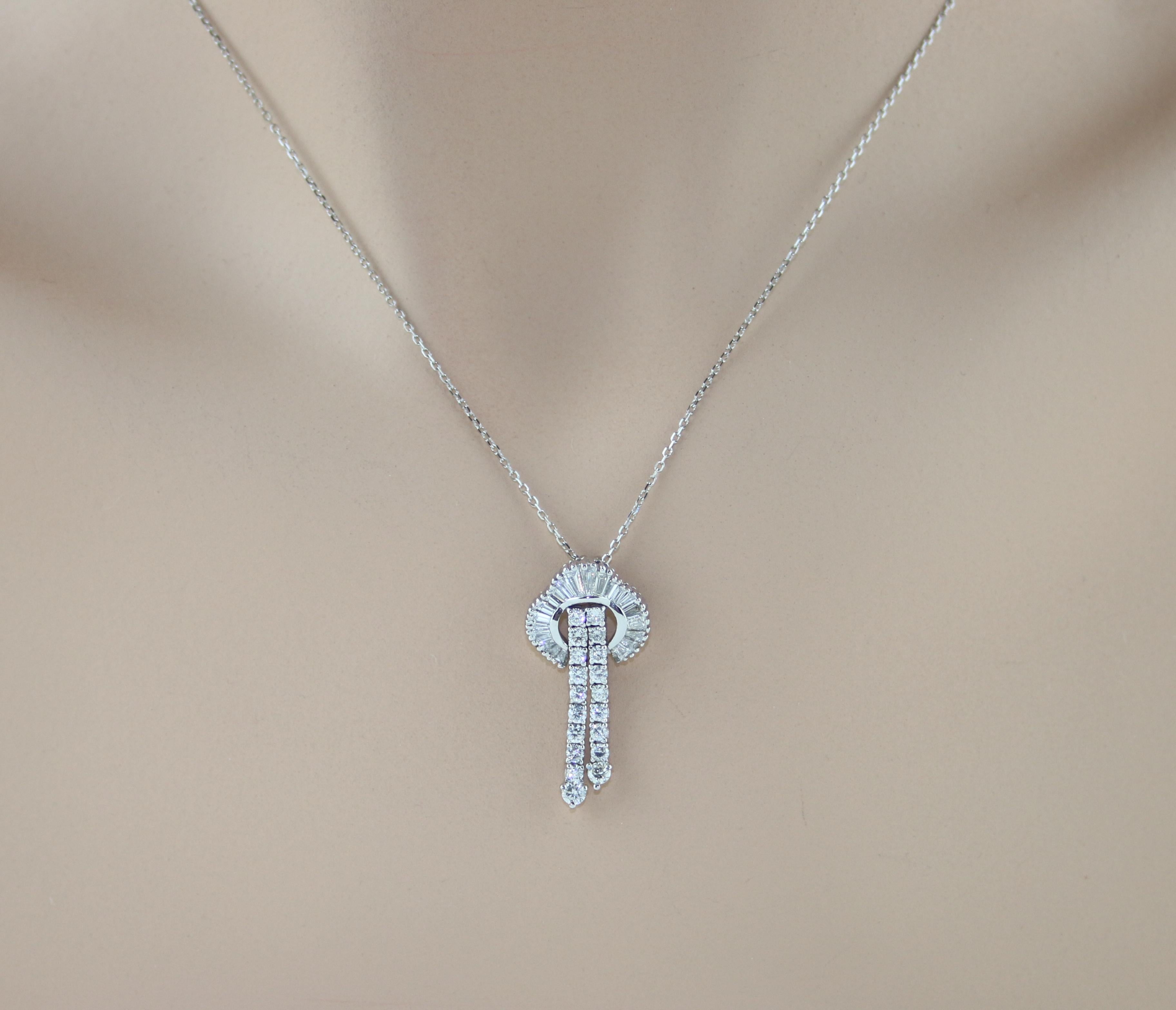 Women's 2.00 Carat Gradual Split Diamond Gold Pendant Necklace For Sale