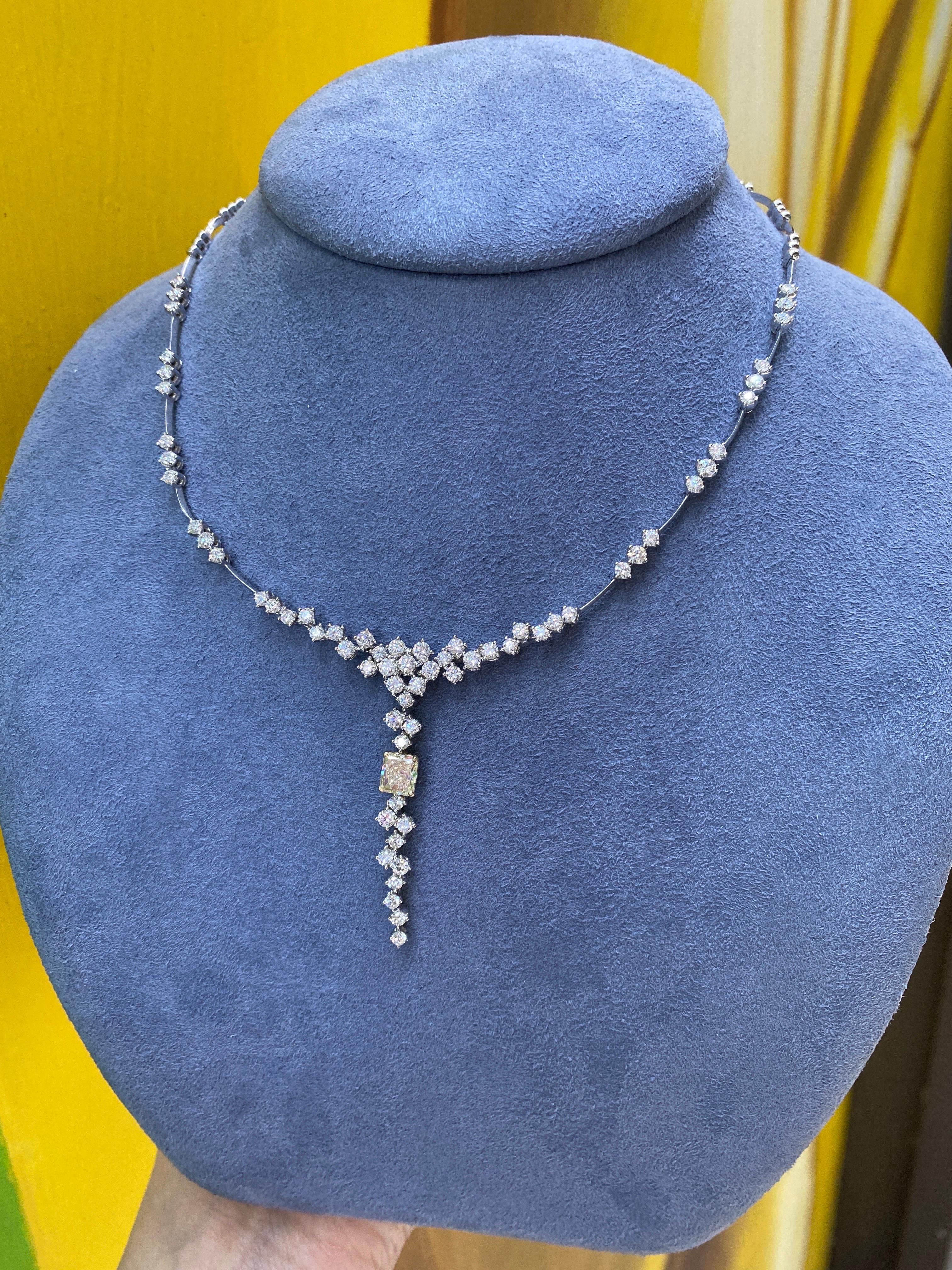 2,00 Karat Heller gelber Fancy-Diamant mit 5,30 Karat weißen Diamanten Halskette (Radiantschliff) im Angebot