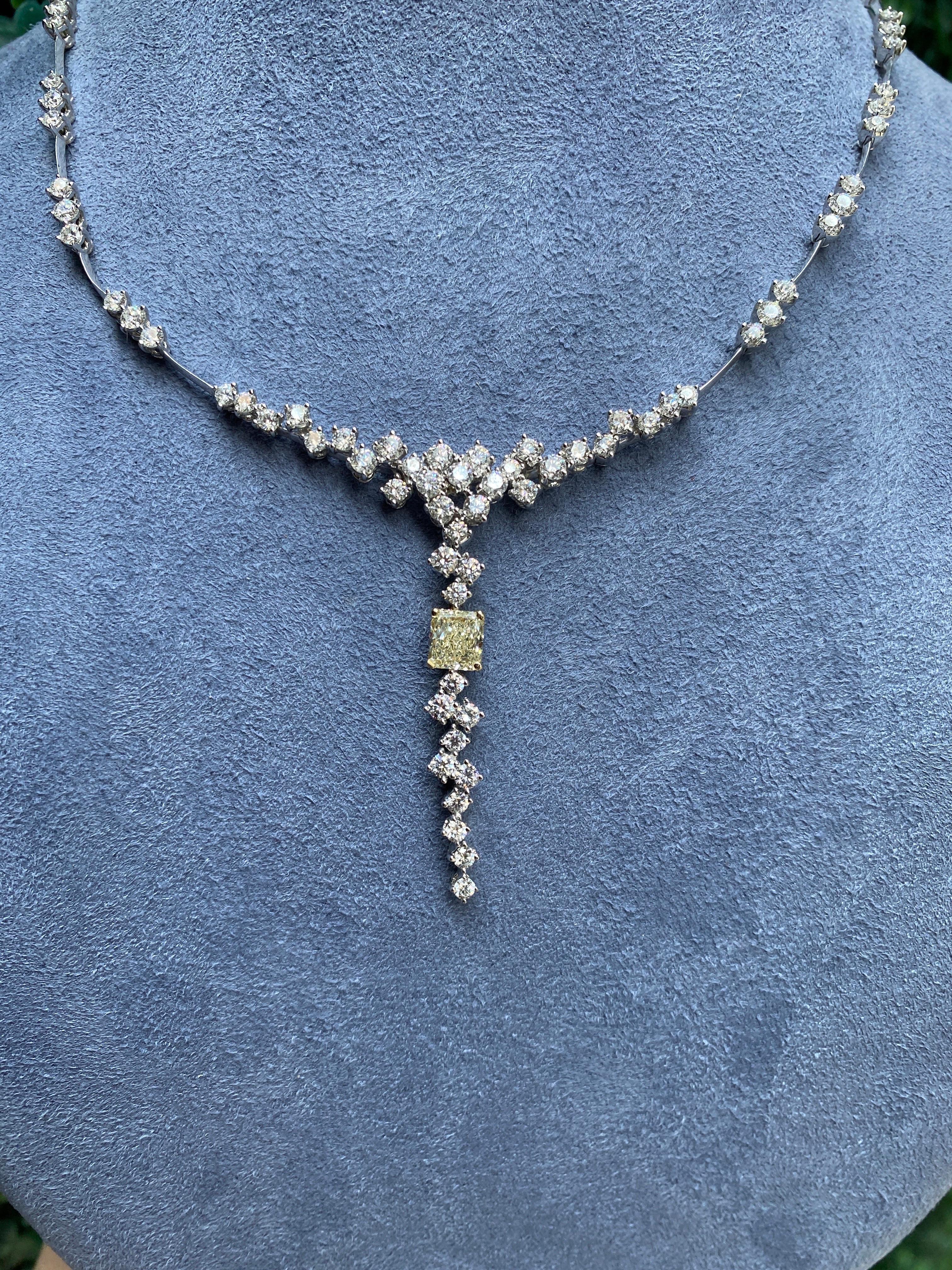 2,00 Karat Heller gelber Fancy-Diamant mit 5,30 Karat weißen Diamanten Halskette im Angebot 1