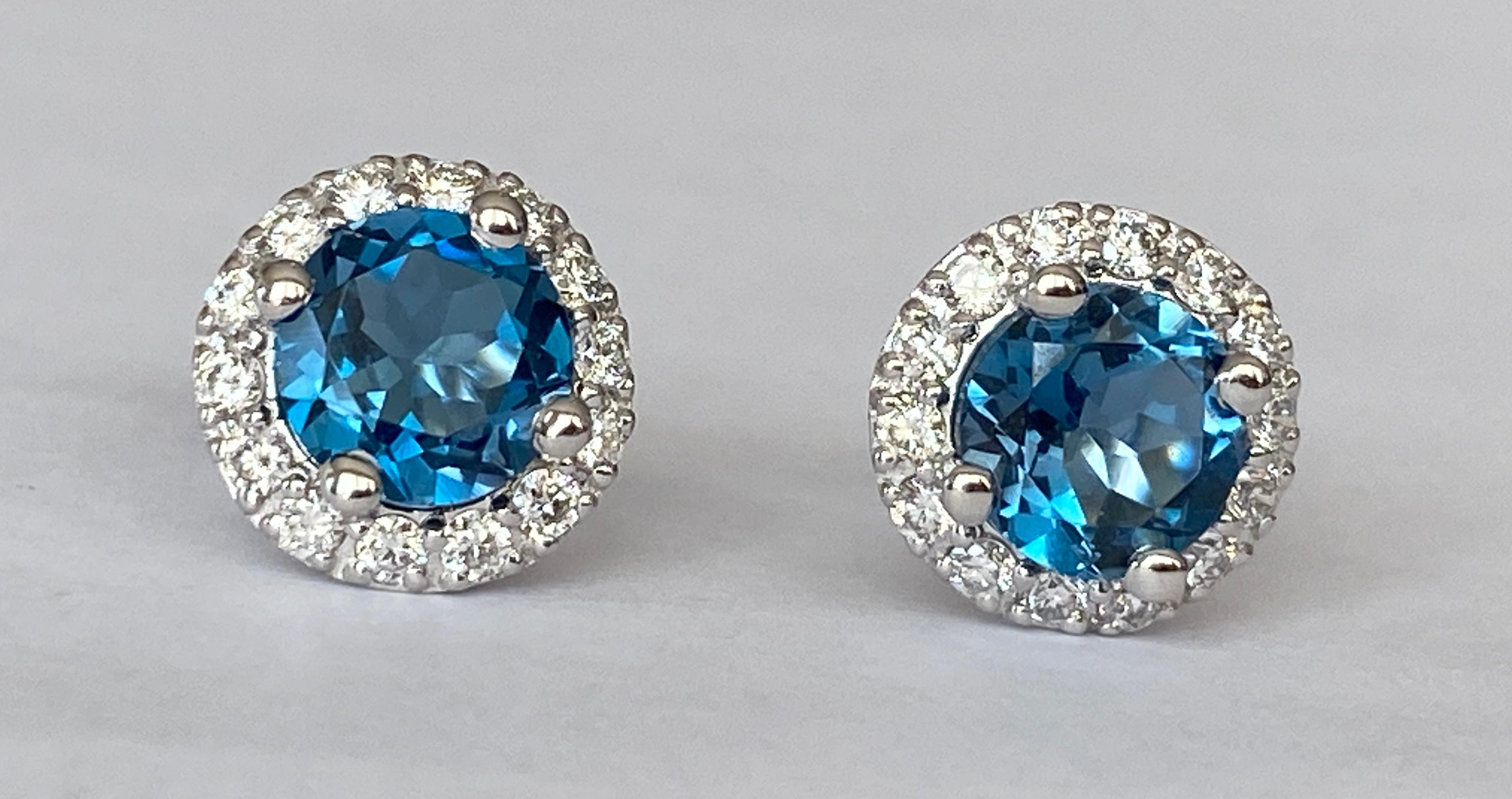 Offered ear studs in white gold, with two pieces of round cut London Blue Topaz approx. 2.00 carat together. The stones are surrounded by an entourage of 30 brilliant cut diamonds, approx. 0.40 ct in total, of quality G/VS/SI.
Gold content: 18 KT
