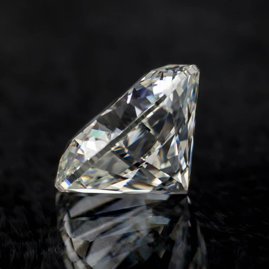 Modern 2.00 Carat Loose G / VS1 Round Brilliant Cut Diamond GIA Certified For Sale