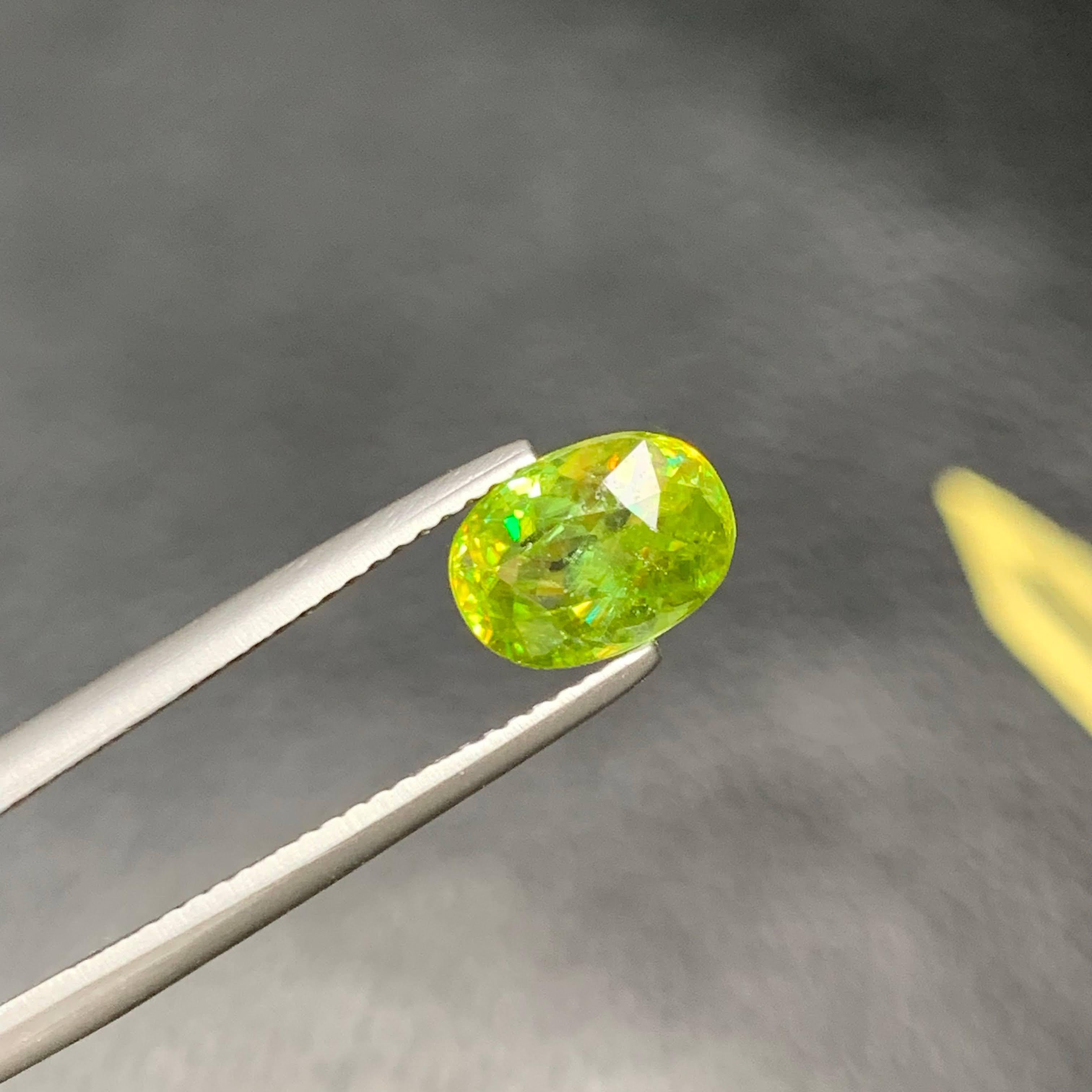 Moderne 2.00 Carat Loose Natural Sphene Stone Oval Shaped Madagascar's Gemstone (pierre précieuse de Madagascar) en vente