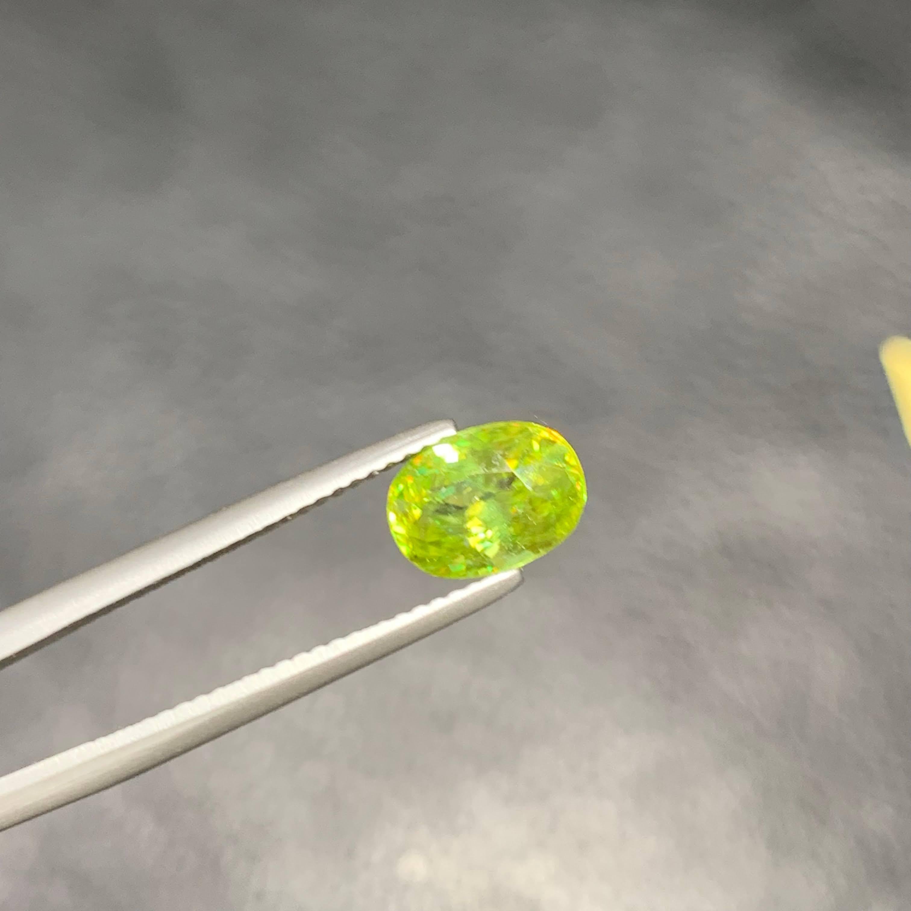 Taille ovale 2.00 Carat Loose Natural Sphene Stone Oval Shaped Madagascar's Gemstone (pierre précieuse de Madagascar) en vente