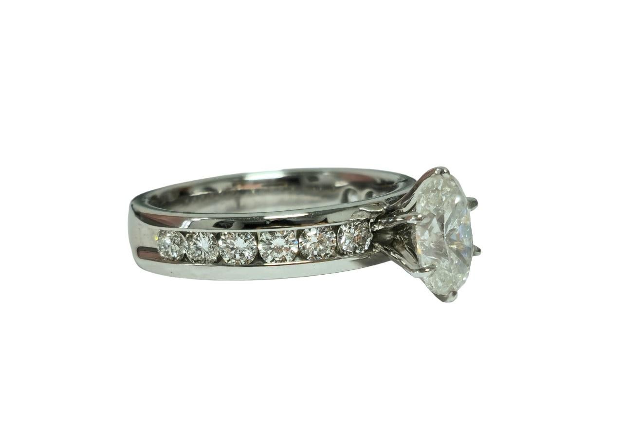 Presenting this stunning women's engagement ring crafted from 14k white gold, featuring a magnificent 2.00 carat diamond as the centerpiece, boasting SI2 clarity and G color. Accentuating the center stone are 0.68 carats of side diamonds with VS2