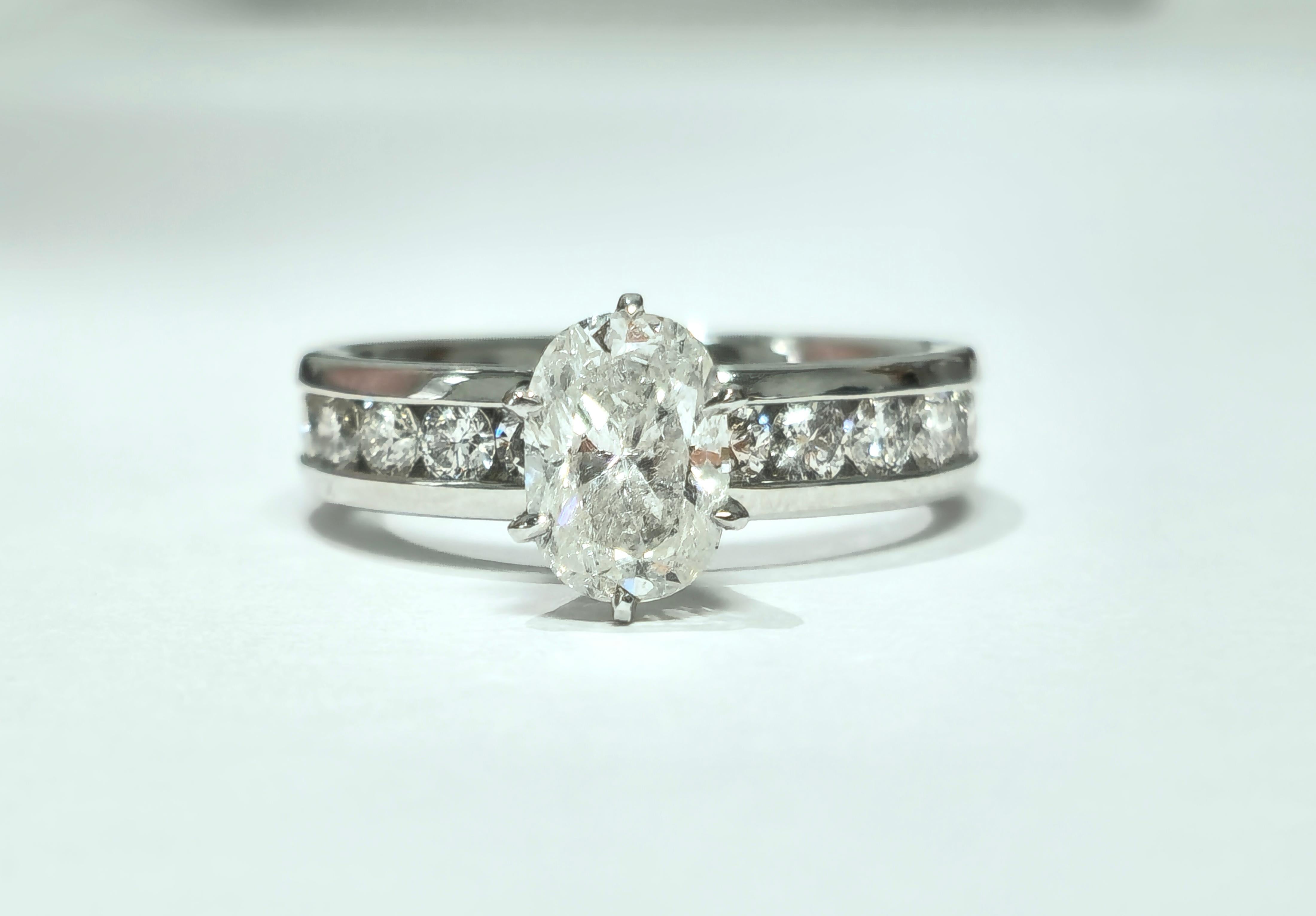 Women's 2.00 Carat Natural Diamond Engagement Ring  For Sale