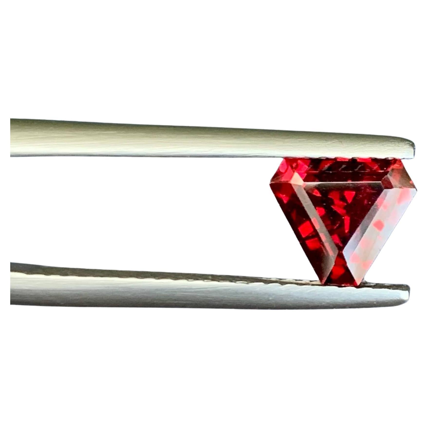 2,00 Karat Natürlicher loser leuchtend roter Granat Stein Trillion Schliff Afrika Edelstein im Angebot