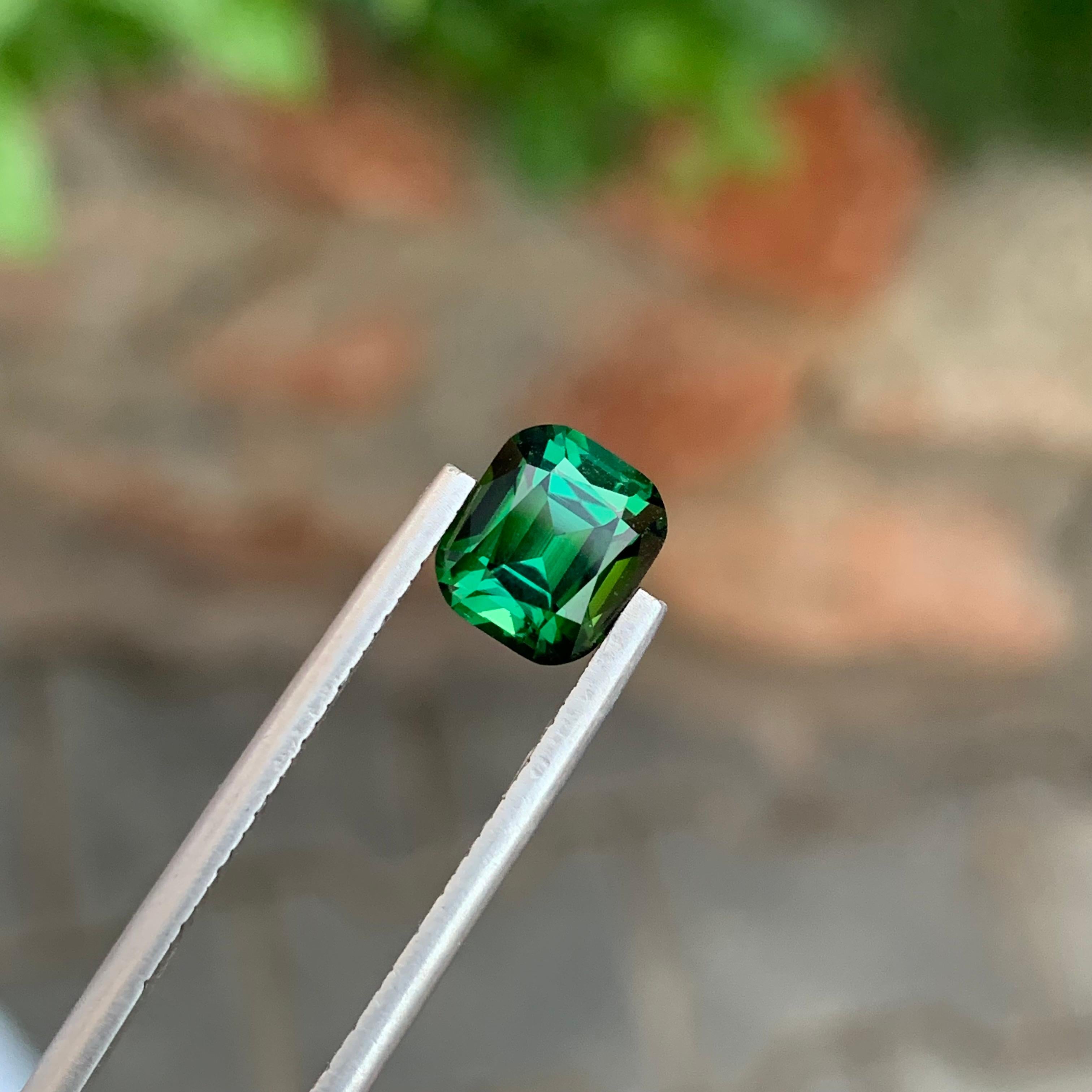 Arts and Crafts 2.00 Carat Natural Loose Green Tourmaline Cushion Shape Gem For Jewellery (Tourmaline verte en forme de coussin pour bijoux) en vente