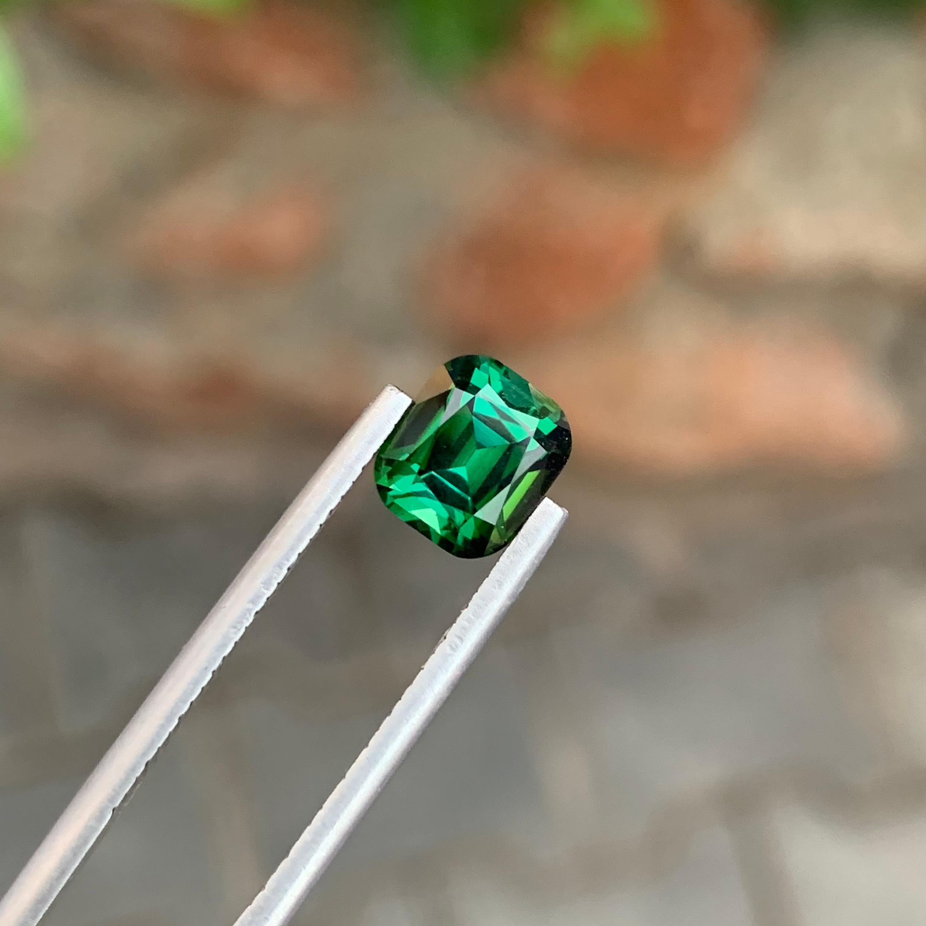 2.00 Carat Natural Loose Green Tourmaline Cushion Shape Gem For Jewellery (Tourmaline verte en forme de coussin pour bijoux) Neuf - En vente à Peshawar, PK