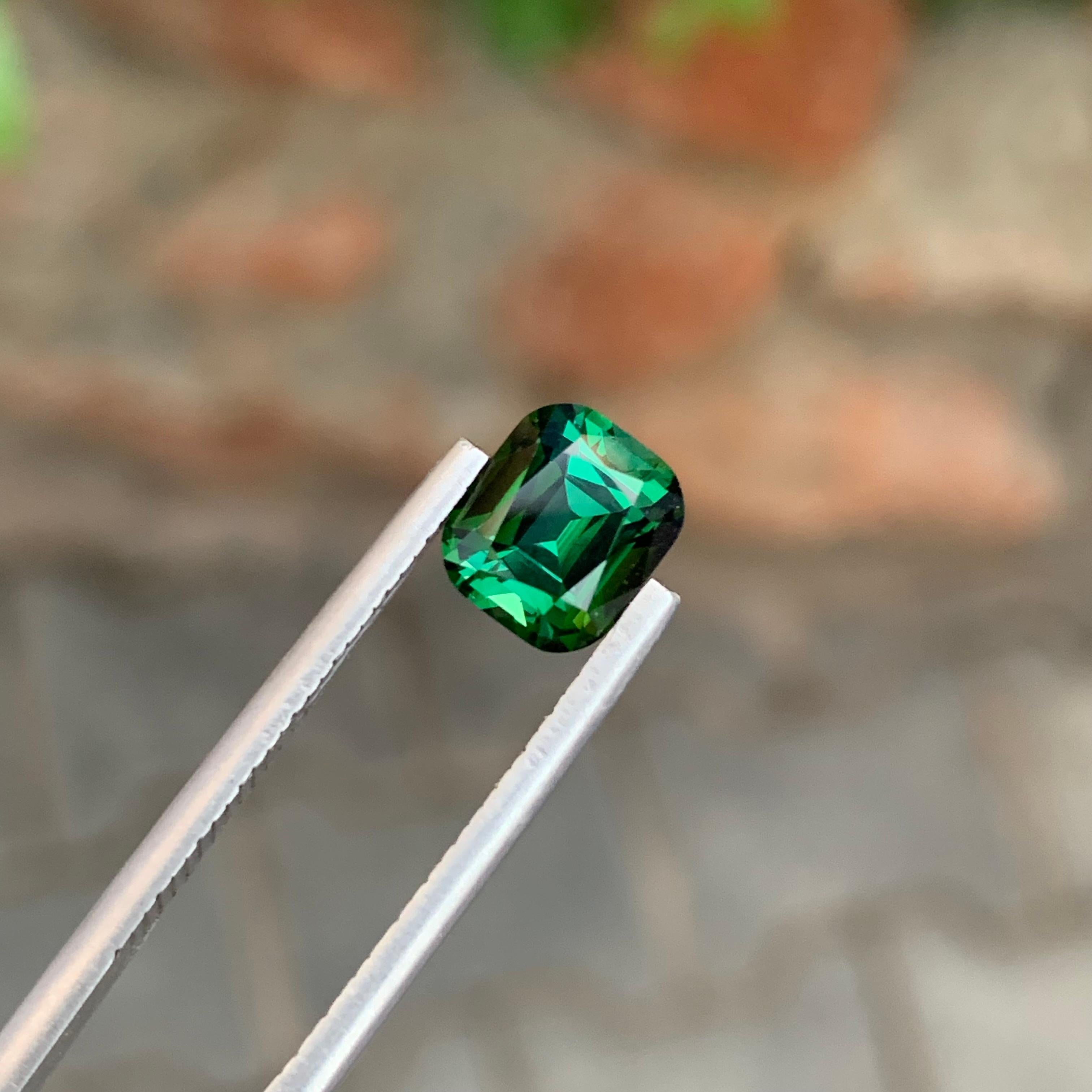2.00 Carat Natural Loose Green Tourmaline Cushion Shape Gem For Jewellery (Tourmaline verte en forme de coussin pour bijoux) Unisexe en vente