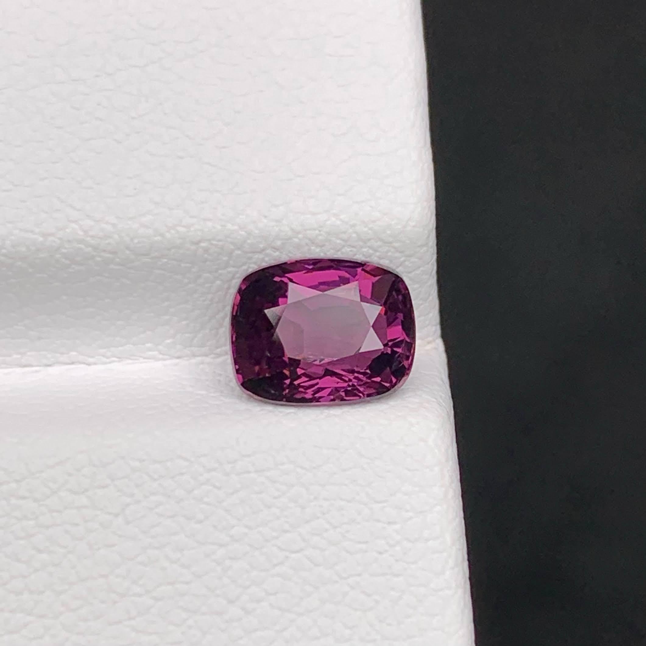 Peso 2,00 carati 
Dimensioni 7,9x6,4x4,8 mm
Trattamento Nessuno 
Origine  Birmano
Chiarezza VVS 
Forma taglio cuscino 




Ti presentiamo uno Spinello caldo violaceo naturale sfuso da 2,00 carati, un'abbagliante gemma dal taglio a cuscino