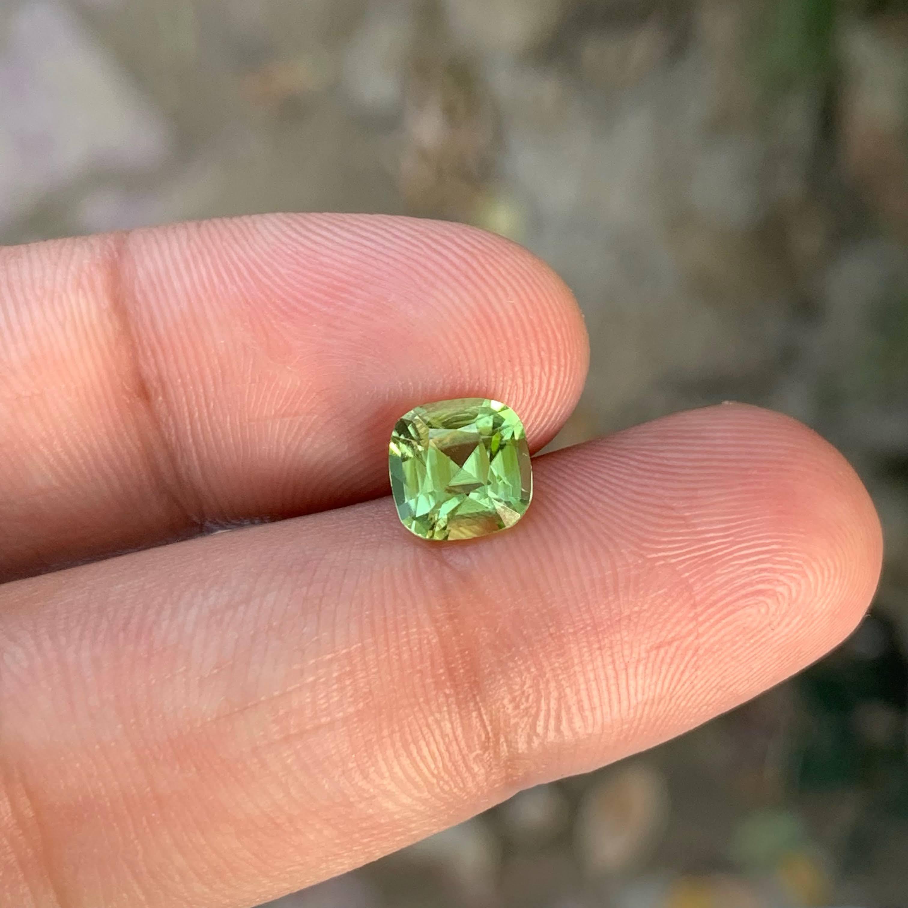 Moderno 2.00 carati di tormalina verde menta naturale sfusa, pietra tagliata a cuscino Gemma afgana in vendita