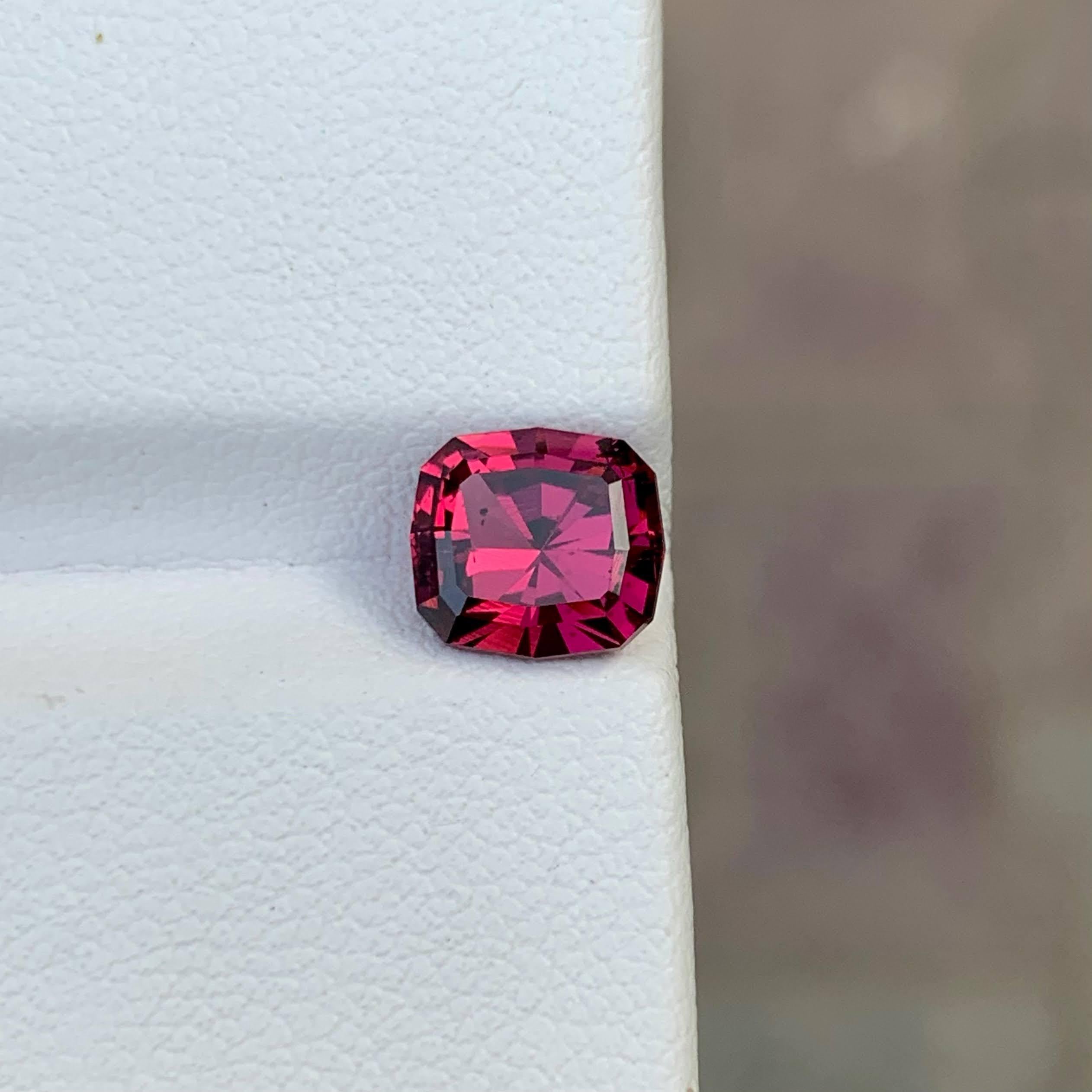 Peso 2,00 carati 
Dimensioni 7,5x6,8x4,6mm
Trattamento Nessuno 
Origine Africa 
Chiarezza VVS 
Forma Taglio Cuscino Precisione 




Questo granato rosso rosato da 2,00 carati proveniente dall'Africa mostra un'accattivante miscela di toni rossi caldi