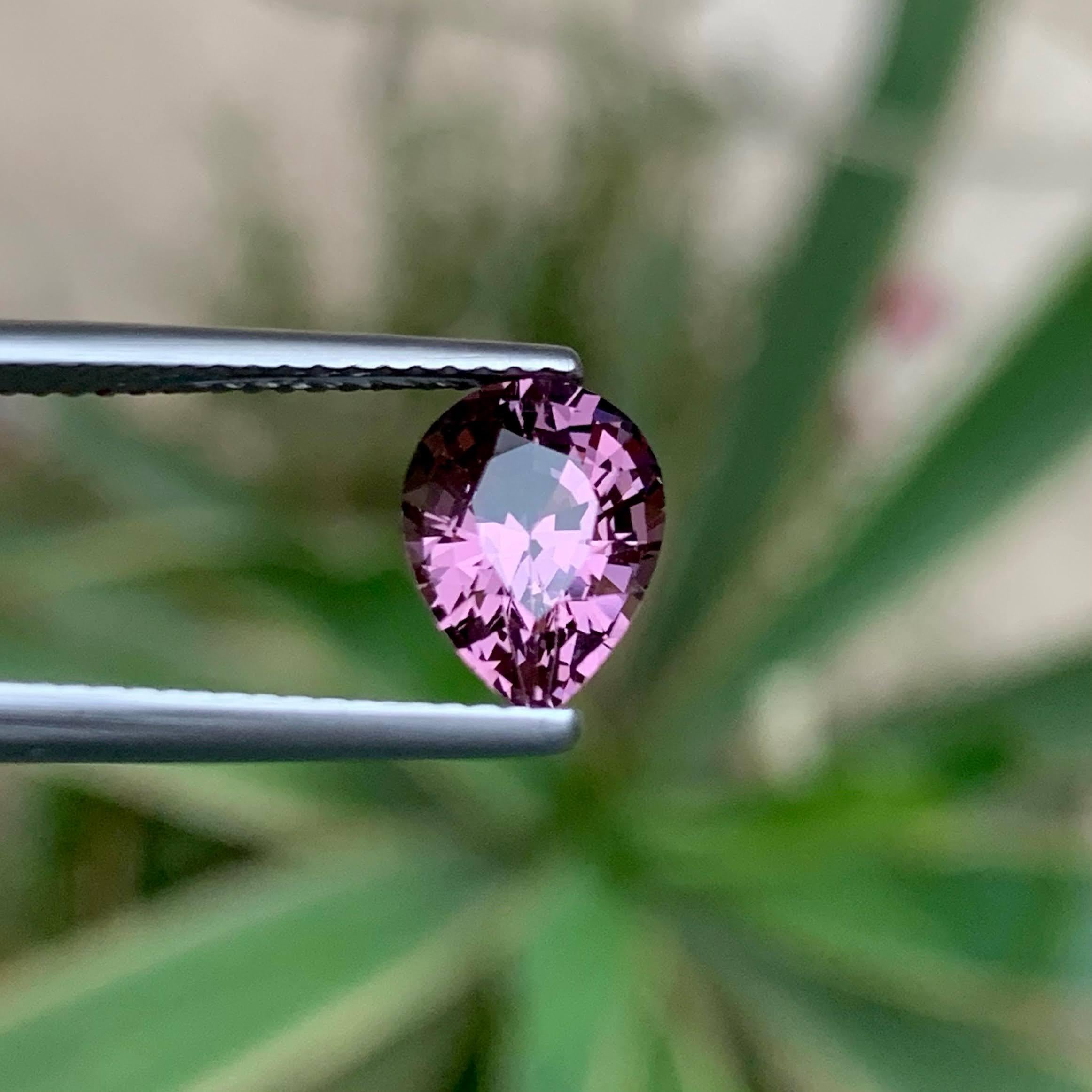 Peso 2,00 carati 
Dimensioni 9,1x6,9x5,0 mm
Trattamento Nessuno 
Origine Birmana 
Chiarezza VVS 
Forma Taglio a pera 





Questo spinello rosa violaceo sfuso da 2,00 carati presenta un elegante taglio a pera, che mette in mostra la sua brillante