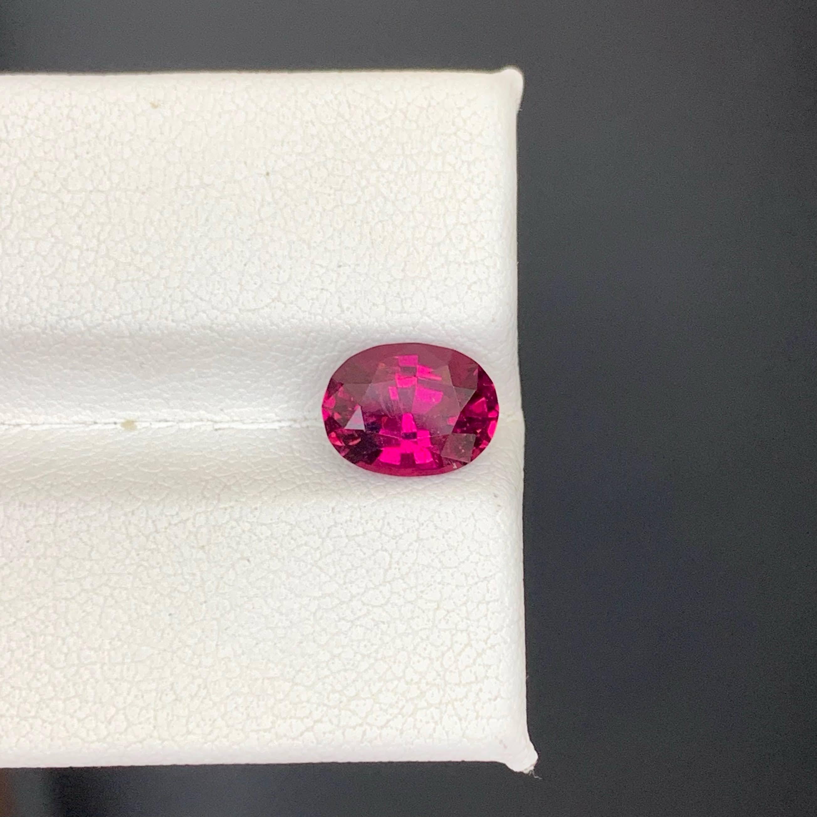 Poids 2.00 carat 
Dimensions 8,6x6,6x5,1mm
Traitement Aucun 
Origine afghane 
Clarity SI
Forme Coupe Ovale 




Cette tourmaline rubélite naturelle en vrac de 2,00 carats présente une teinte rose-rouge vive et une brillance et une clarté