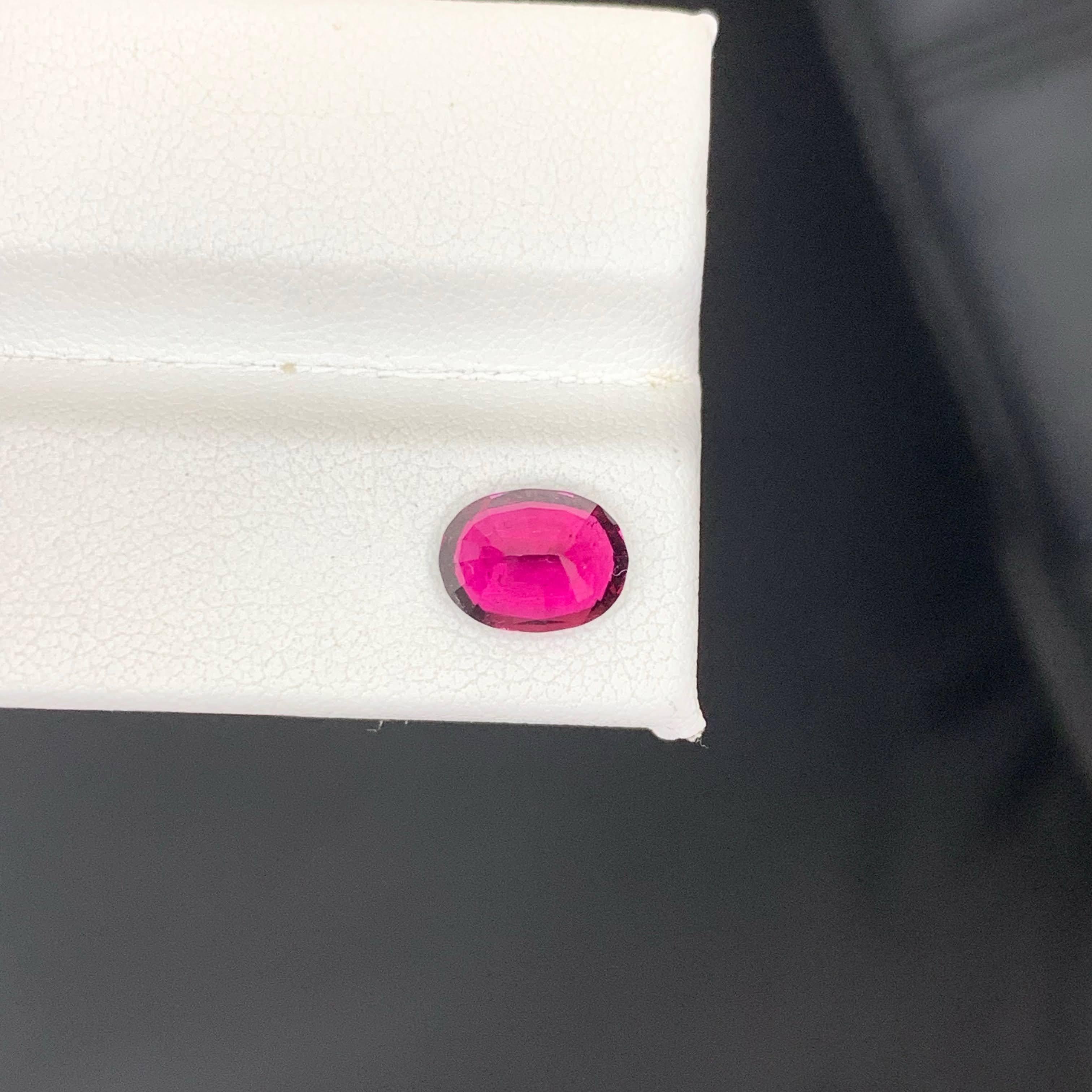 Moderne 2.00 Carat Natural Loose Quality Rubelite Tourmaline Oval Cut Afghan Gemstone (pierre précieuse afghane) en vente