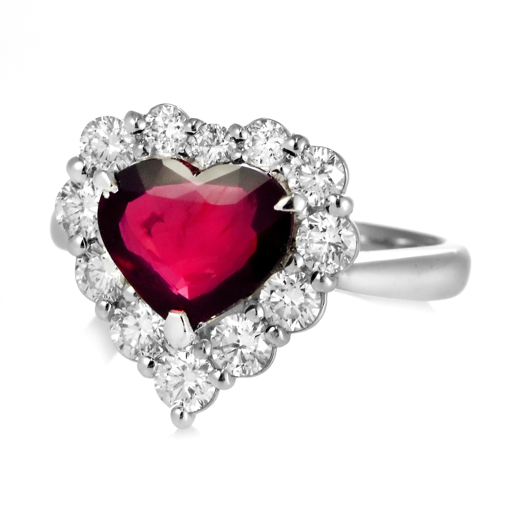 Moderne Bague en platine avec rubis et diamants de 2,00 carats, naturels et non chauffés, taillés en cœur en vente