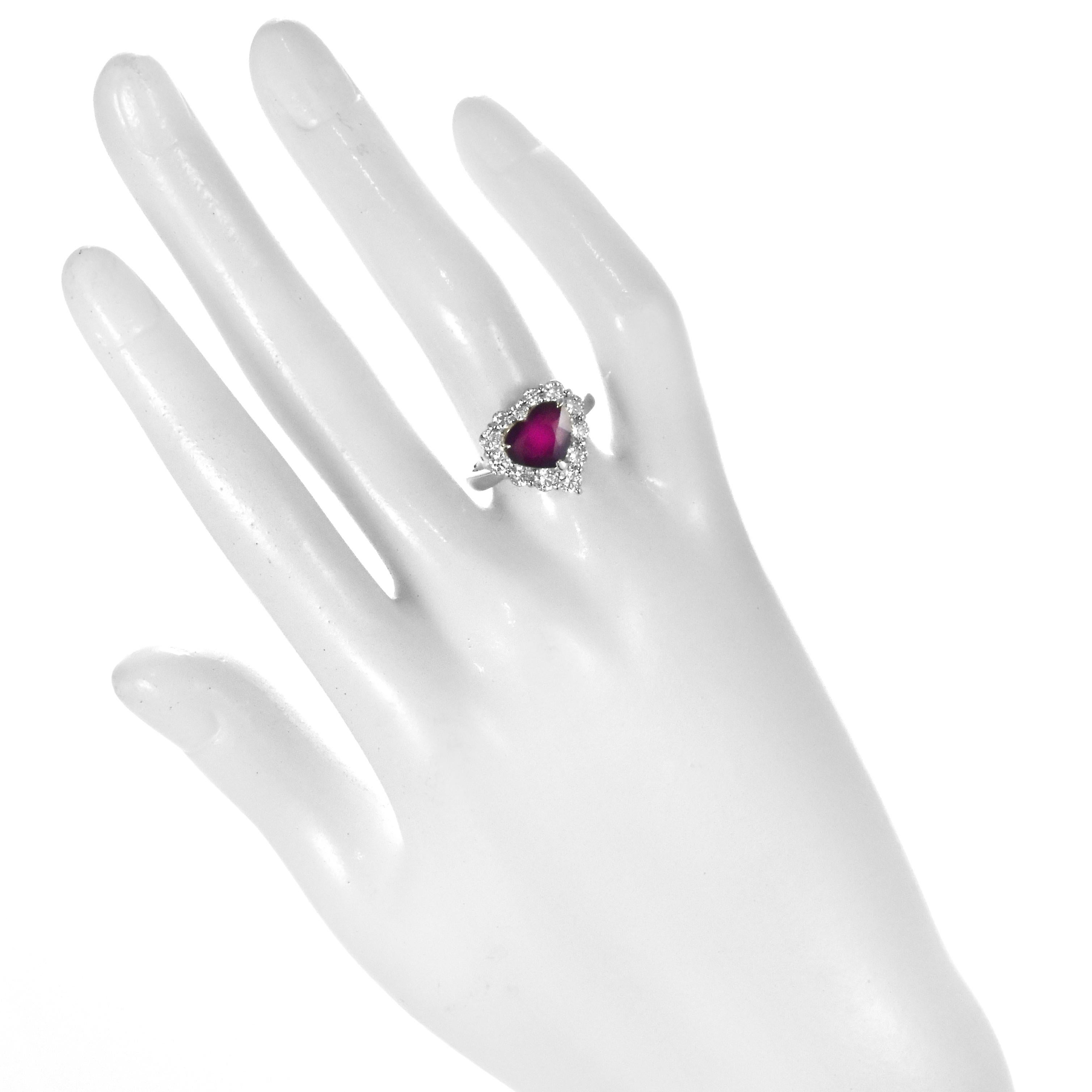 Taille cœur Bague en platine avec rubis et diamants de 2,00 carats, naturels et non chauffés, taillés en cœur en vente