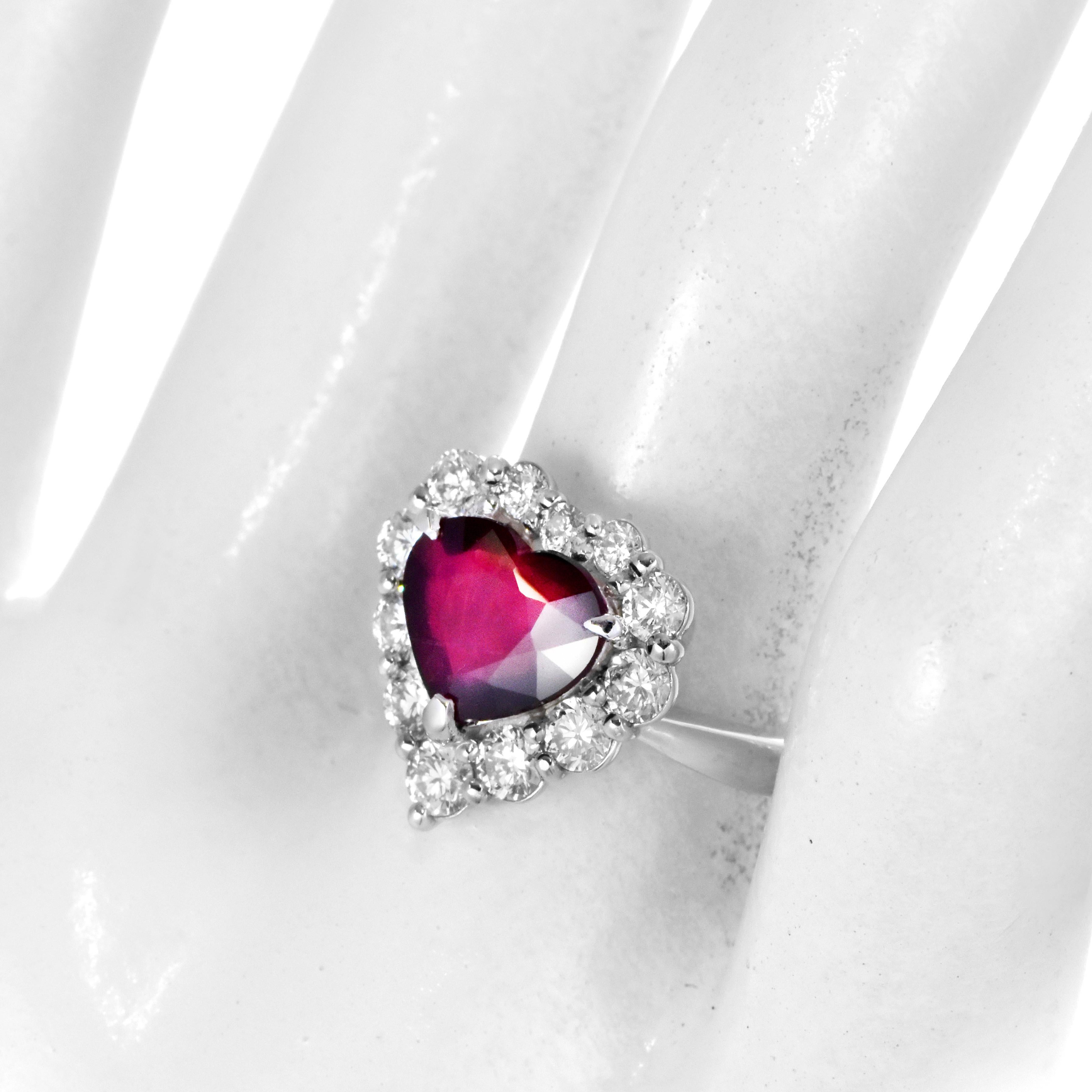 Bague en platine avec rubis et diamants de 2,00 carats, naturels et non chauffés, taillés en cœur Neuf - En vente à Tokyo, JP