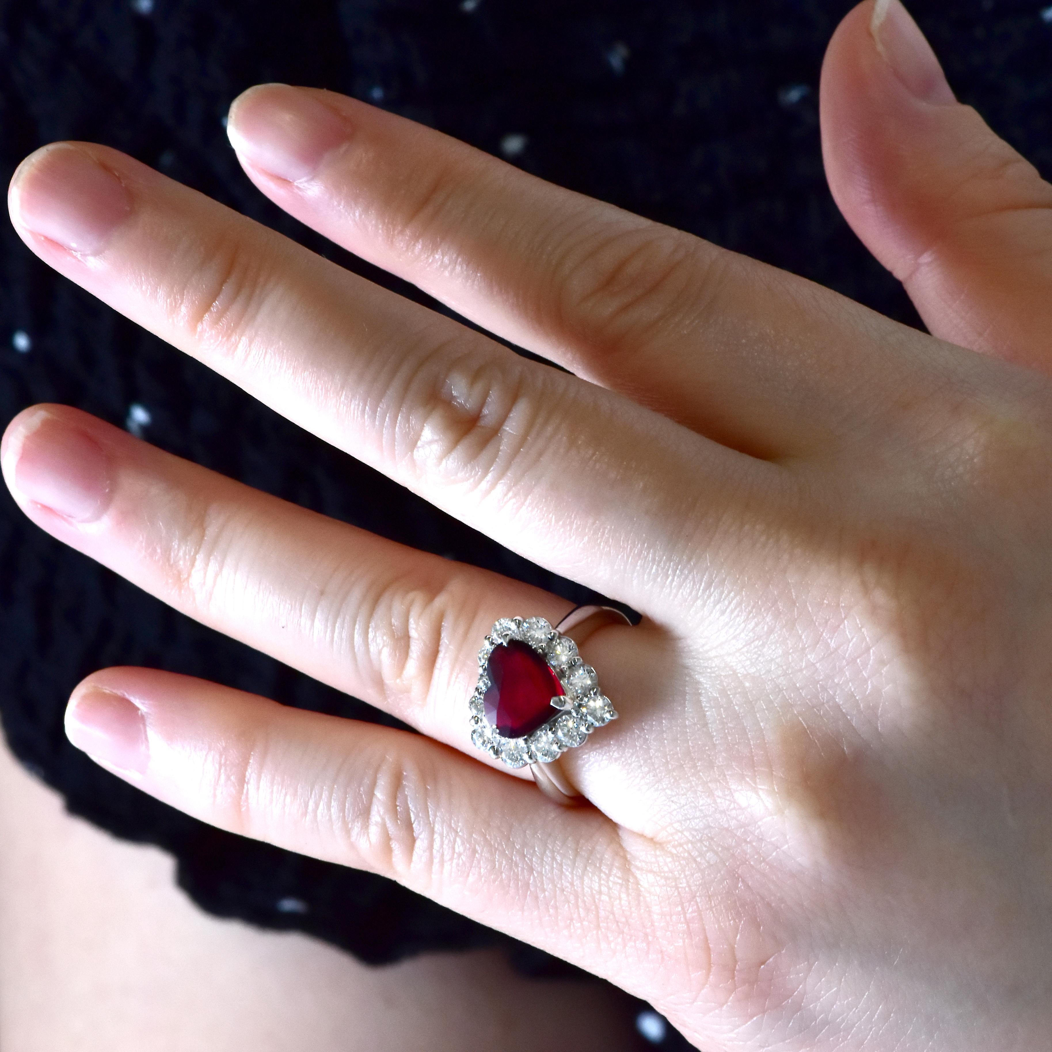 Bague en platine avec rubis et diamants de 2,00 carats, naturels et non chauffés, taillés en cœur Pour femmes en vente