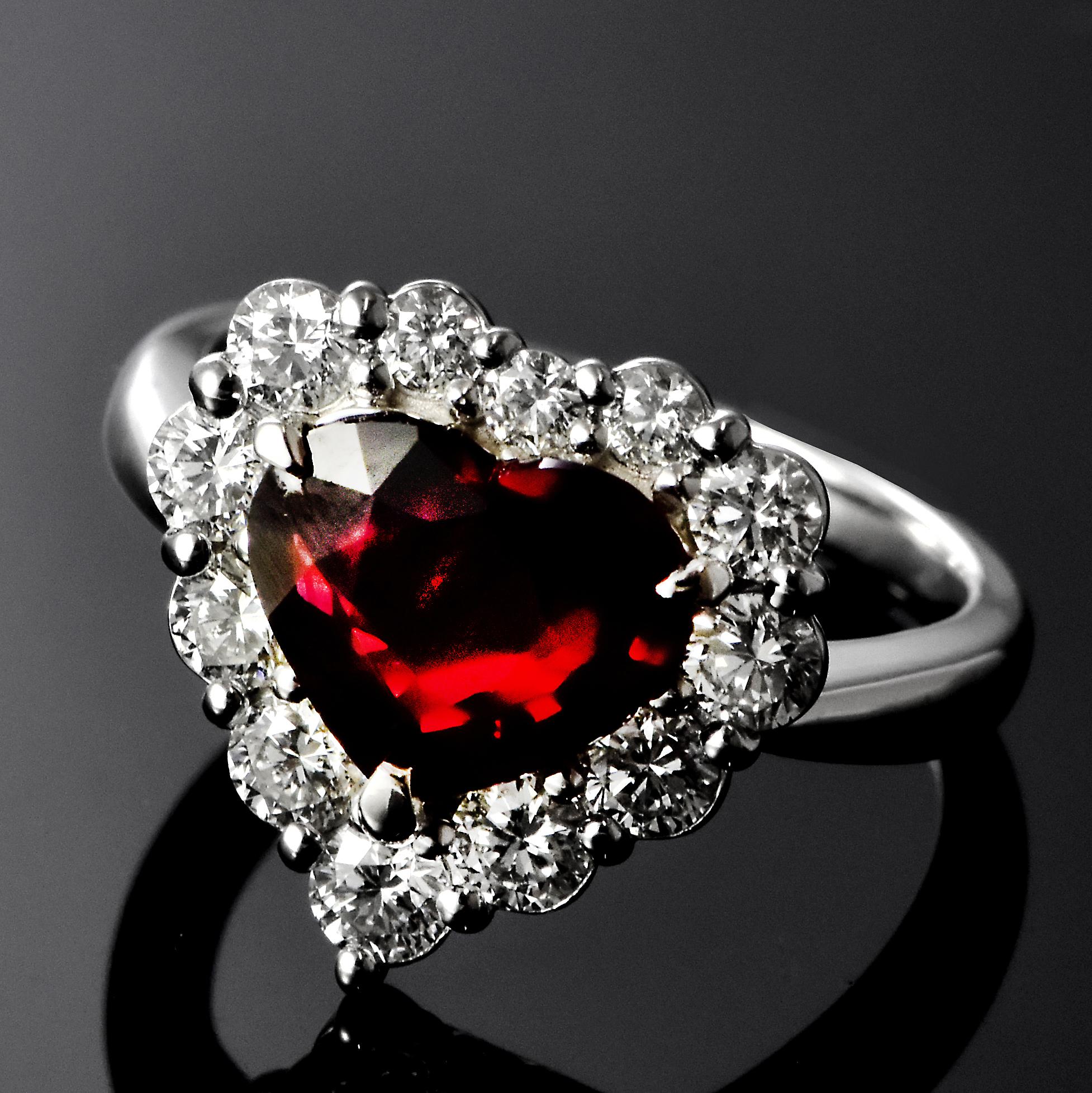 Bague en platine avec rubis et diamants de 2,00 carats, naturels et non chauffés, taillés en cœur en vente 1