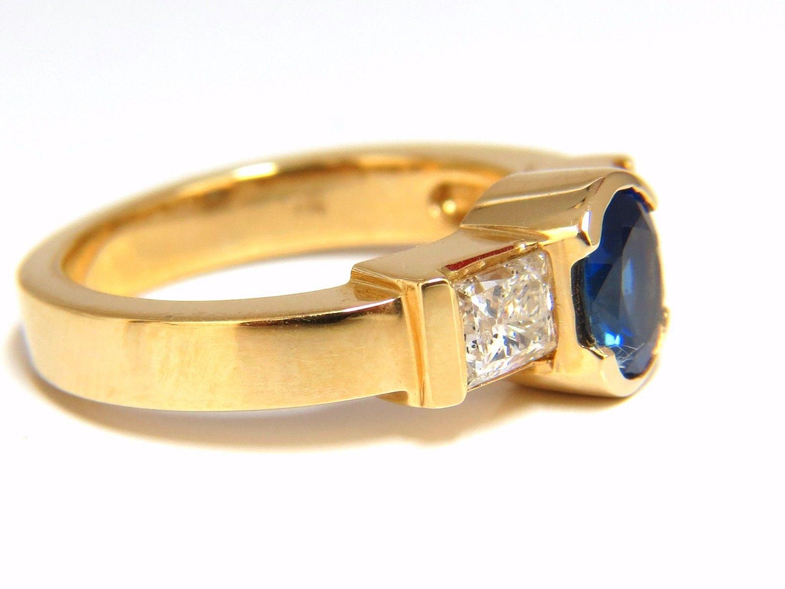 Diamant classique et saphirs, trois pierres

1.10ct. Saphir taille ovale

Bleu royal vibrant et transparent

Ovale pleine taille et pleine facette.



.90ct (2) diamants naturels taille princesse sur le côté.

Couleur H si-2 Clarté



Magnifique