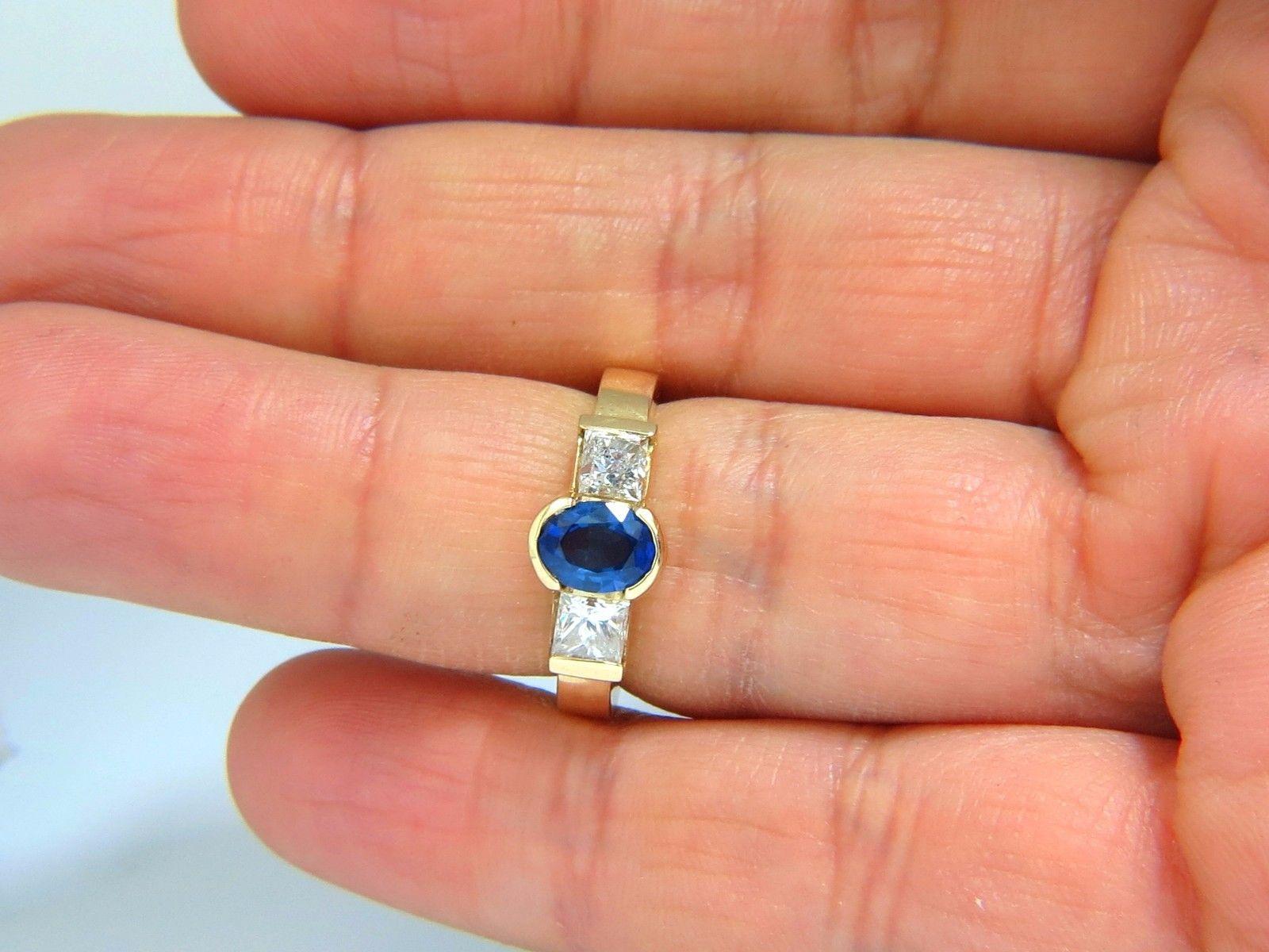 Taille ovale Bague à trois pierres en saphirs naturels de 2,00 carats et diamants, bleu royal 14 carats en vente
