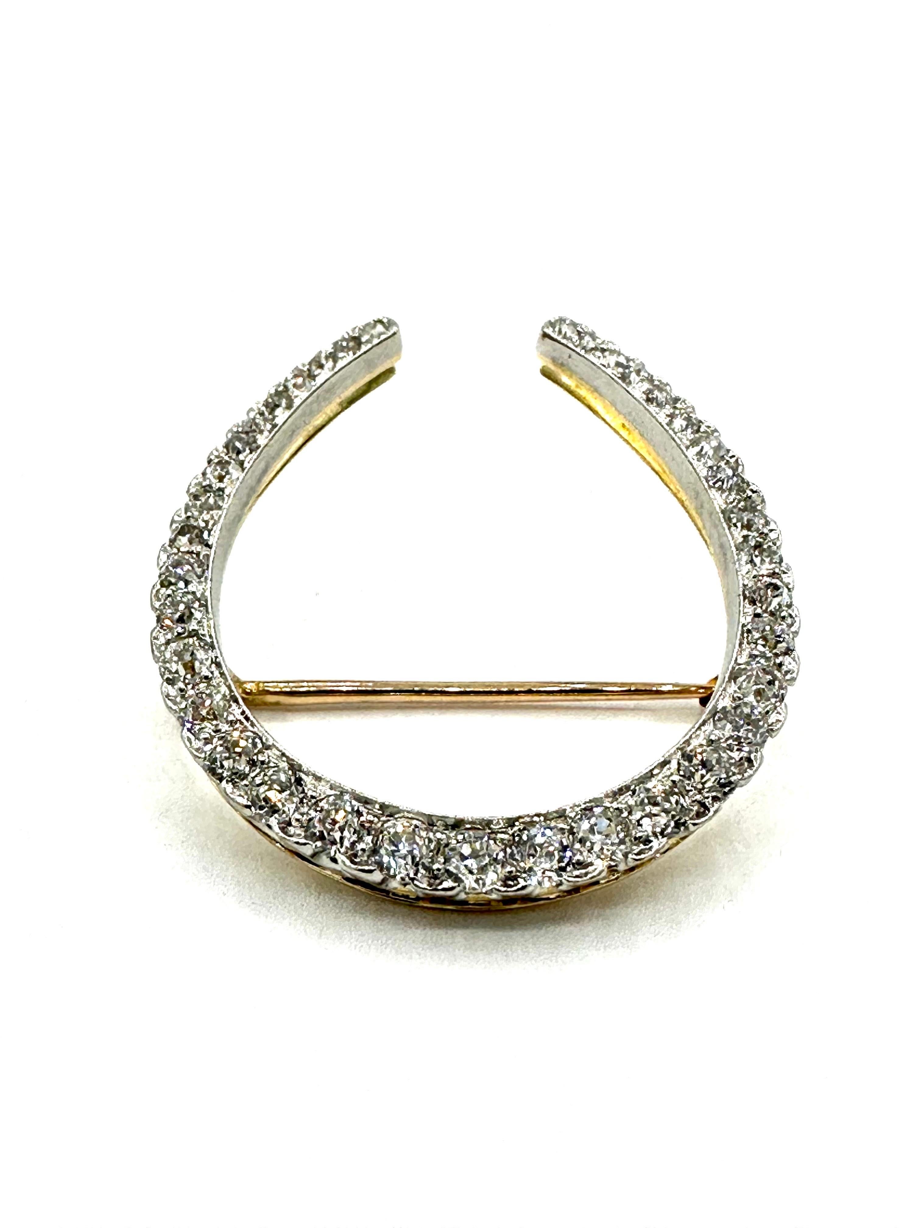 Eine schön symmetrische Diamant-Hufeisen-Brosche!  Das Hufeisen ist mit 37 alten europäischen Diamanten besetzt, die zur Mitte hin in gemeinsamen Zacken aus Platin und einer Fassung aus 18 Karat Gelbgold verlaufen.  Die 37 Diamanten haben ein