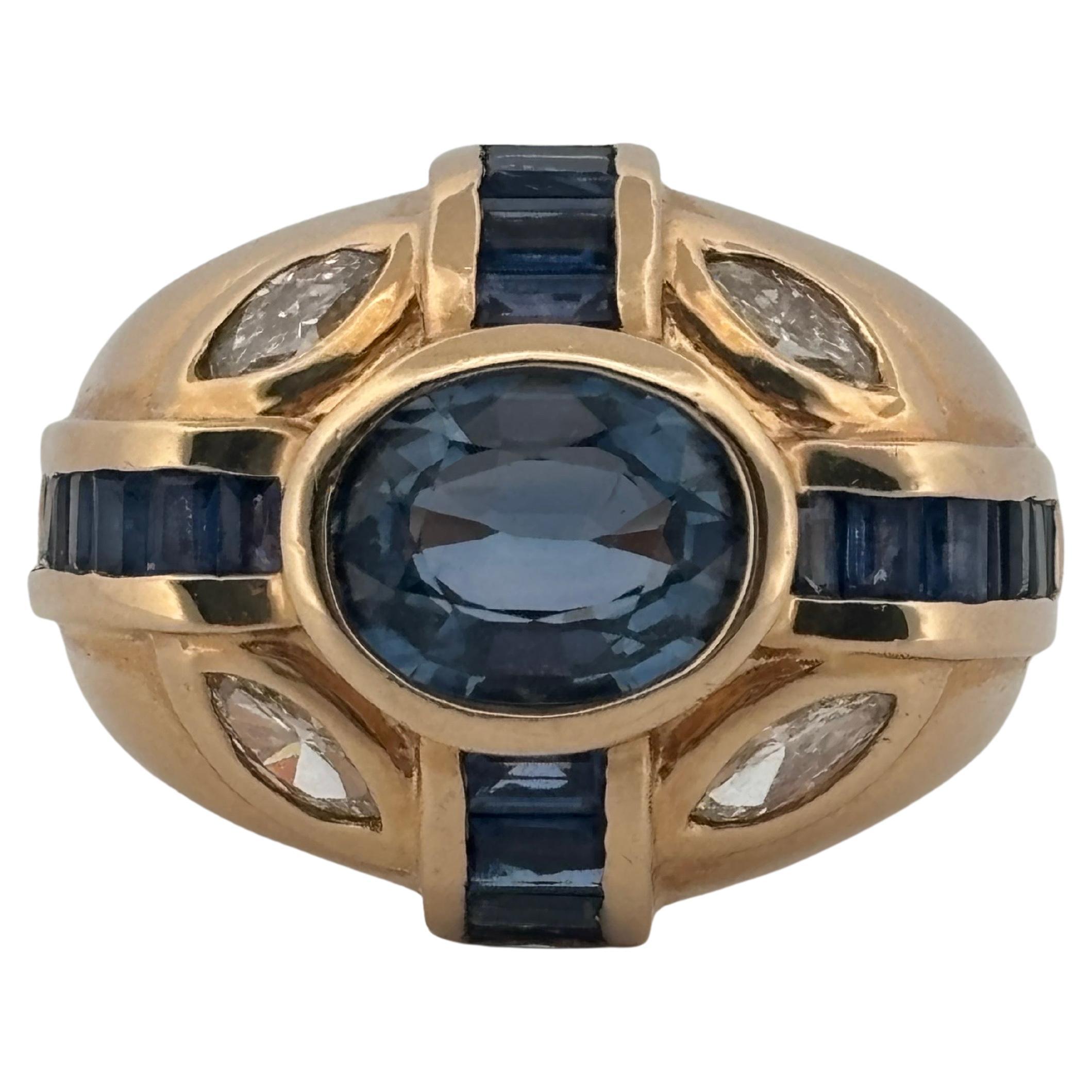 Dieser auffällige Vintage-Ring aus 14-karätigem Gelbgold besticht durch sein kühnes und elegantes Design, in dessen Mittelpunkt ein blauer Saphir im Ovalschliff mit einem Gewicht von 2,00 Karat steht. Der farbenprächtige Mittelstein wird von
