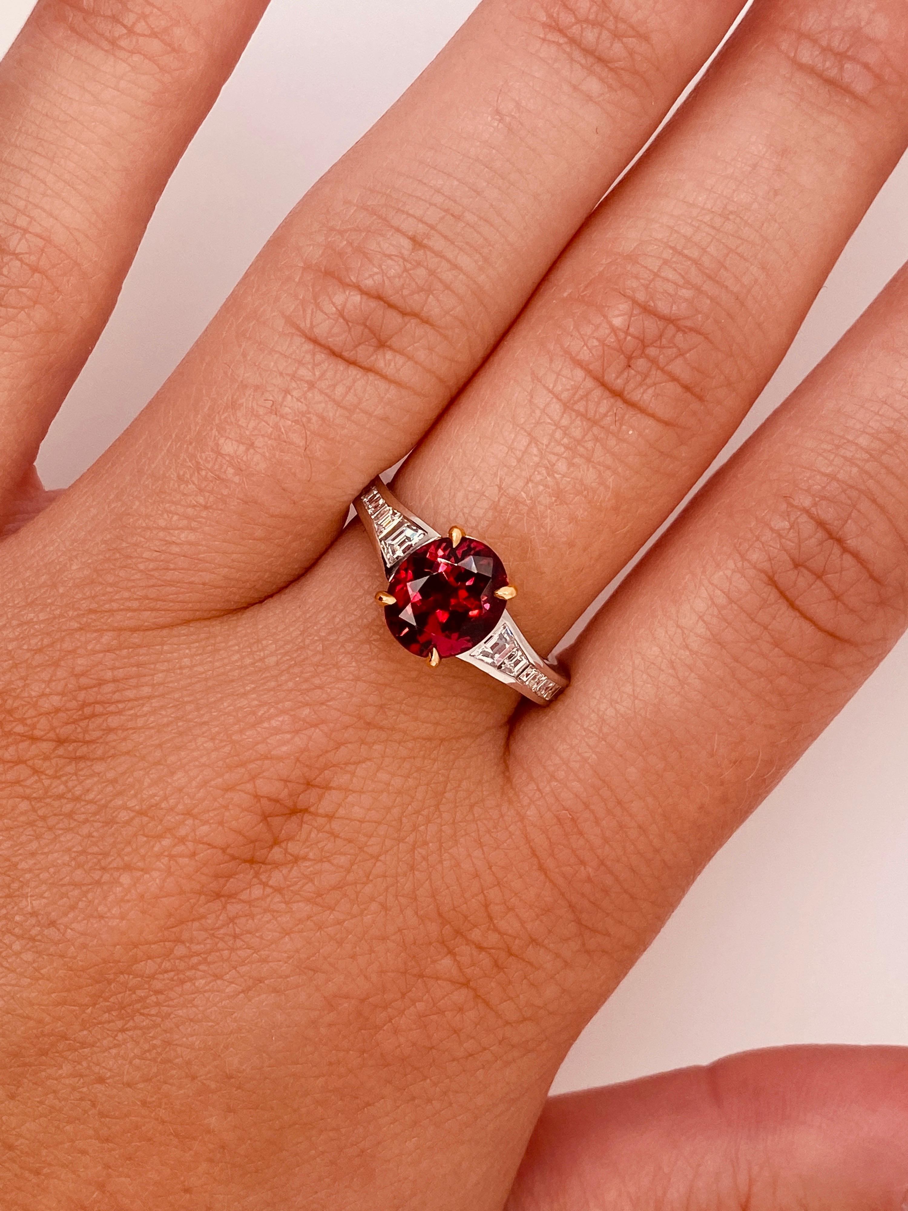 Anillo Ovalado de Espinela Roja y Diamante de 2,00 Quilates en Nuevo estado para la venta en New York, NY