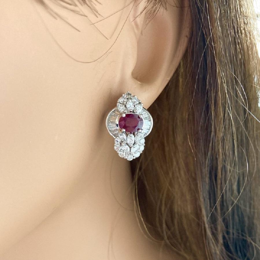 Taille ovale Boucles d'oreilles en or blanc 18 carats, rubis et diamants de forme ovale de 2,00 carats en vente