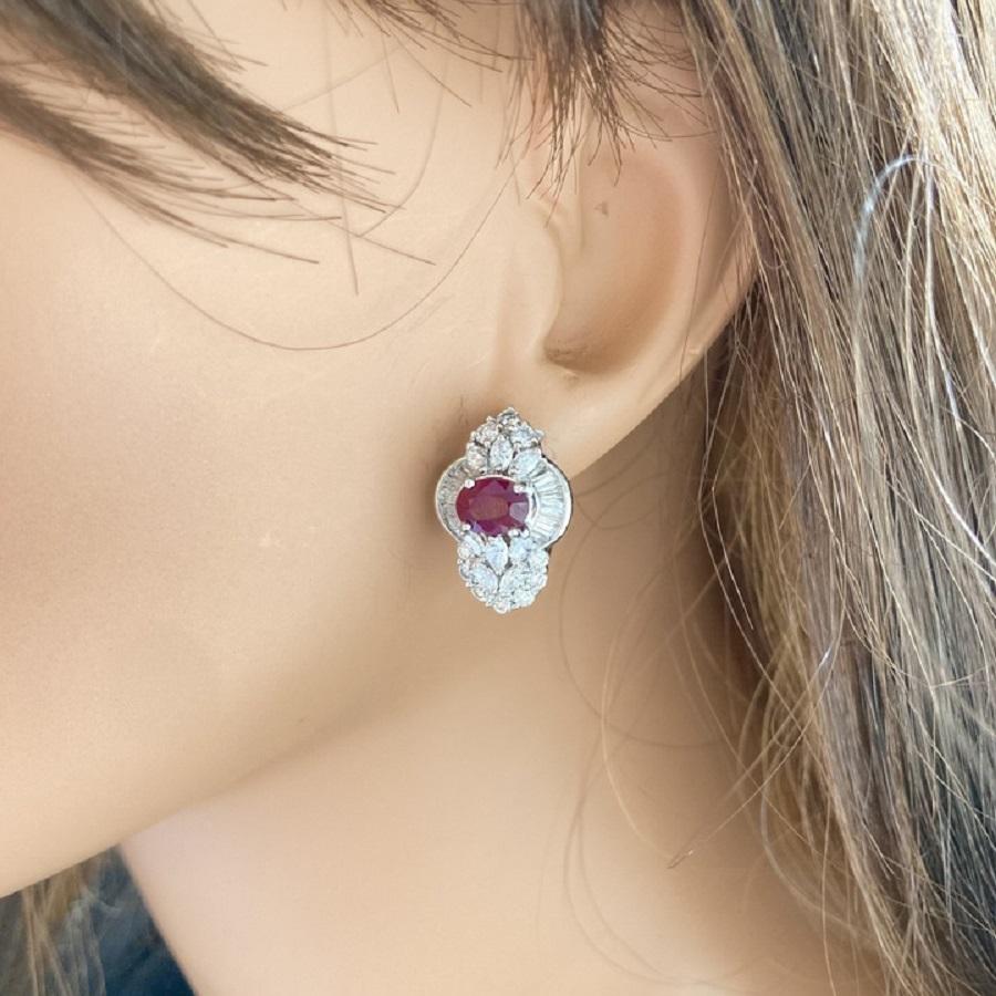 Boucles d'oreilles en or blanc 18 carats, rubis et diamants de forme ovale de 2,00 carats Neuf - En vente à Chicago, IL