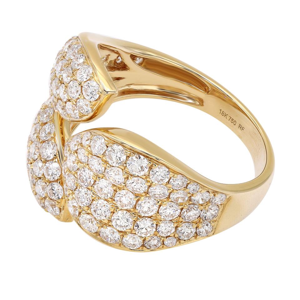 Verbessern Sie Ihren Stil mit dem faszinierenden 2,00 Karat Pave Set Round Cut Diamond Ring in 18K Gelbgold. Dieser bezaubernde Ring verbindet Eleganz mit einem Hauch von Laune. Der mit viel Liebe zum Detail gefertigte Brillant-Bypass ist mit
