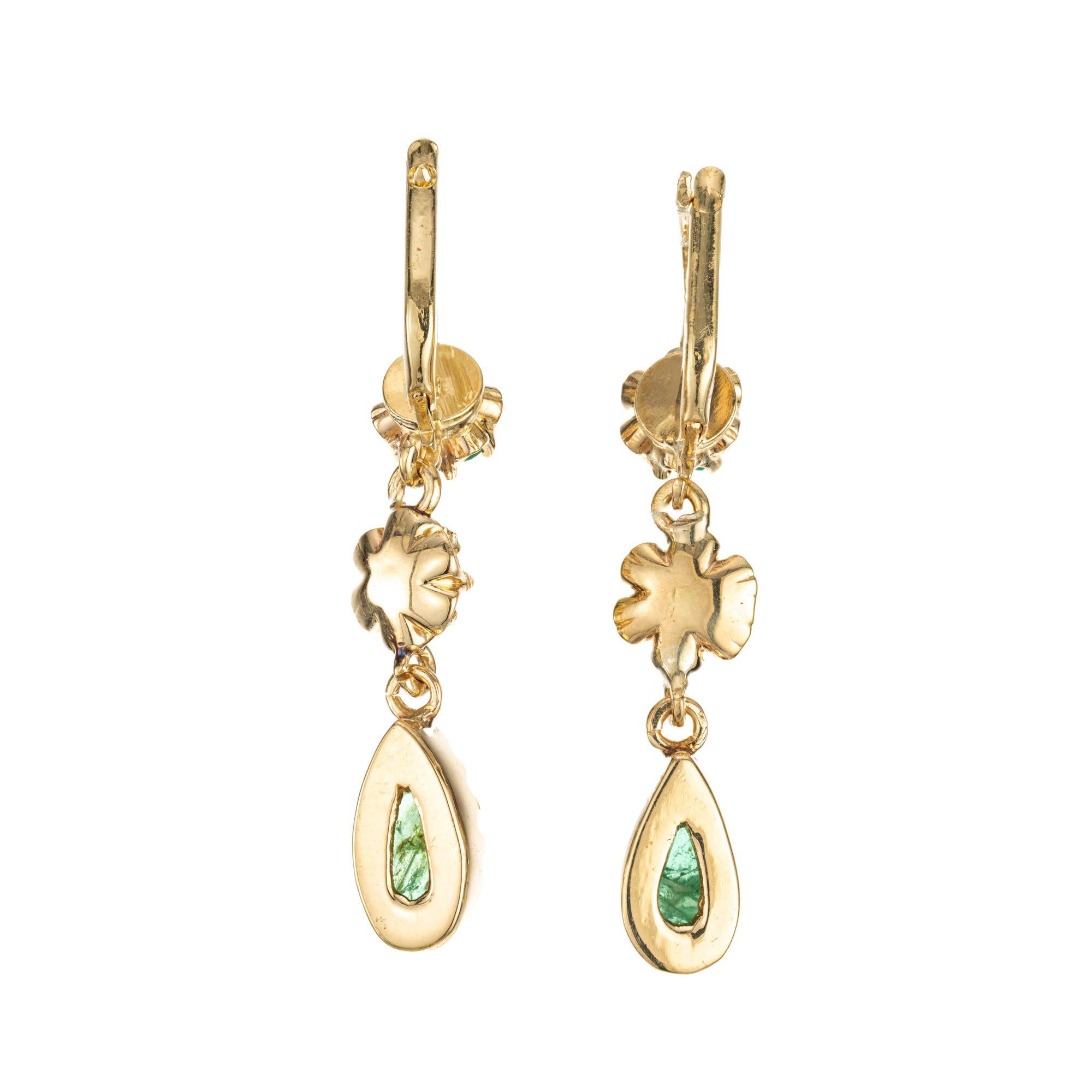 Taille poire Boucles d'oreilles pendantes en or jaune avec émeraude poire de 2,00 carats et diamant en vente