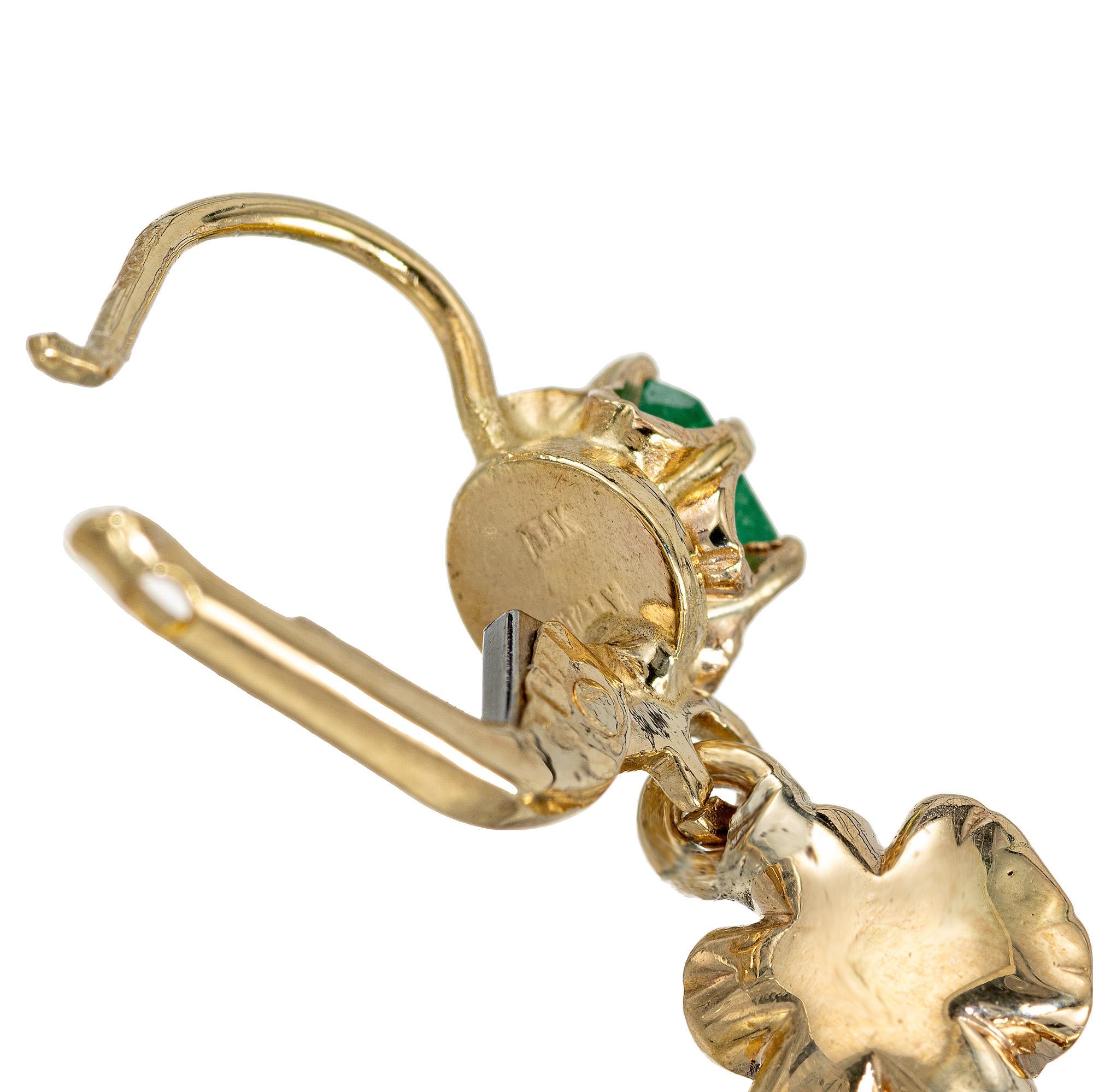 Boucles d'oreilles pendantes en or jaune avec émeraude poire de 2,00 carats et diamant Bon état - En vente à Stamford, CT