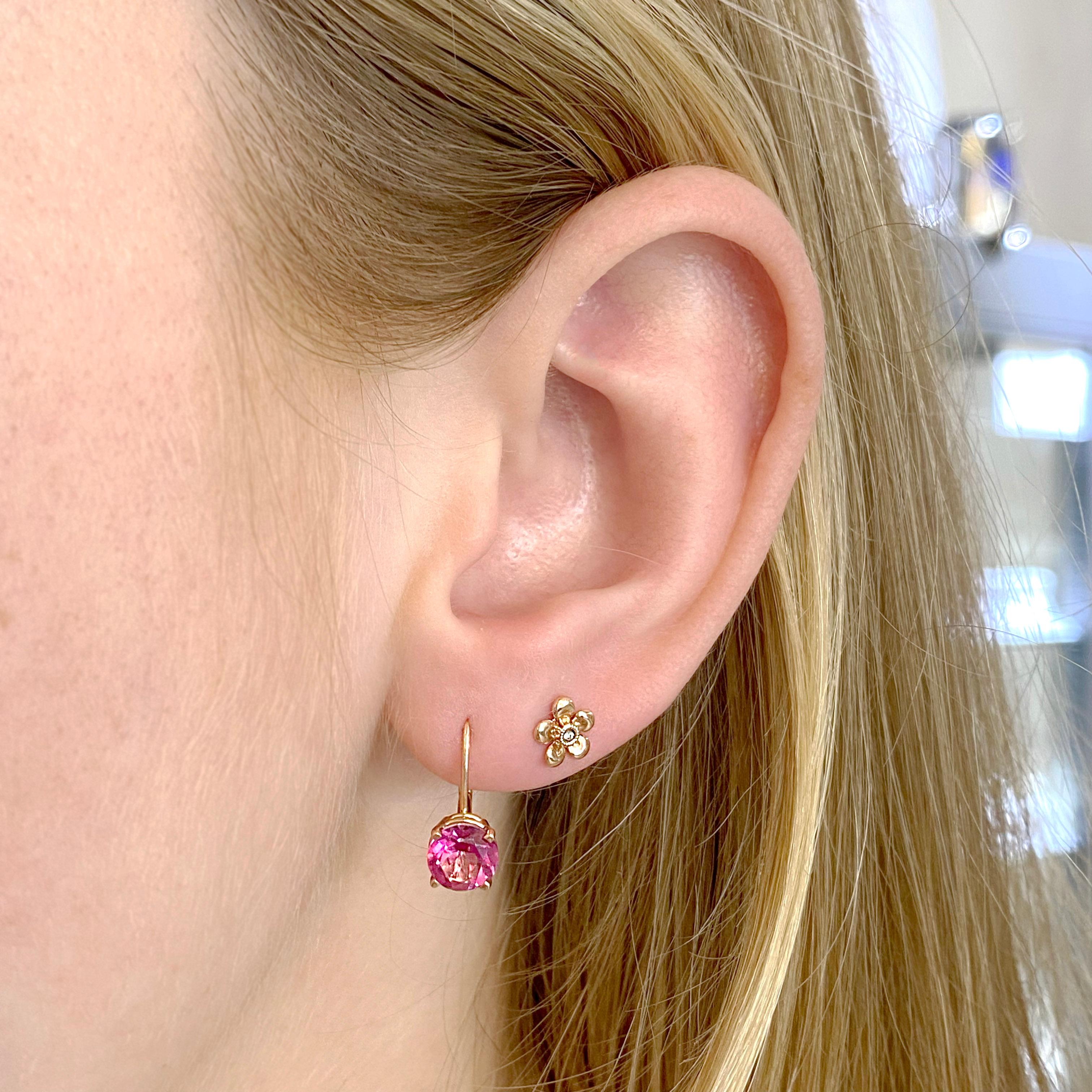 In jedem dieser Ohrringe aus 14 Karat Roségold befindet sich ein natürlicher rosa Topas von einem Karat.  Die Bügel sind mit einem Scharnier versehen, so dass sie leicht am Ohr befestigt werden können! Die rosa Topase sind echte Edelsteine mit einer