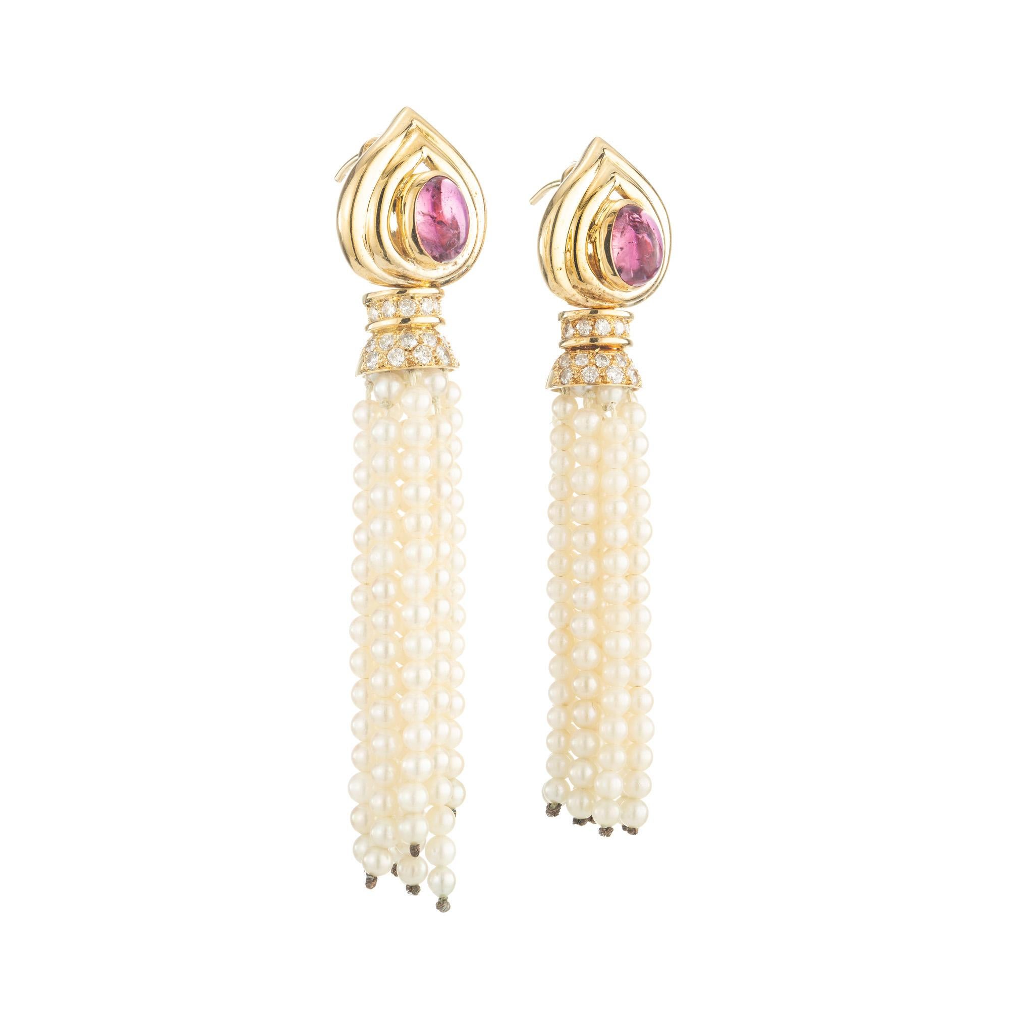 Ces exquises boucles d'oreilles pendantes sont une véritable incarnation de l'élégance et du luxe des années 1960. Ornée de deux superbes pierres précieuses en tourmaline rose cabochon ovale de 2,00 carats, rehaussées de 38 diamants ronds de pleine