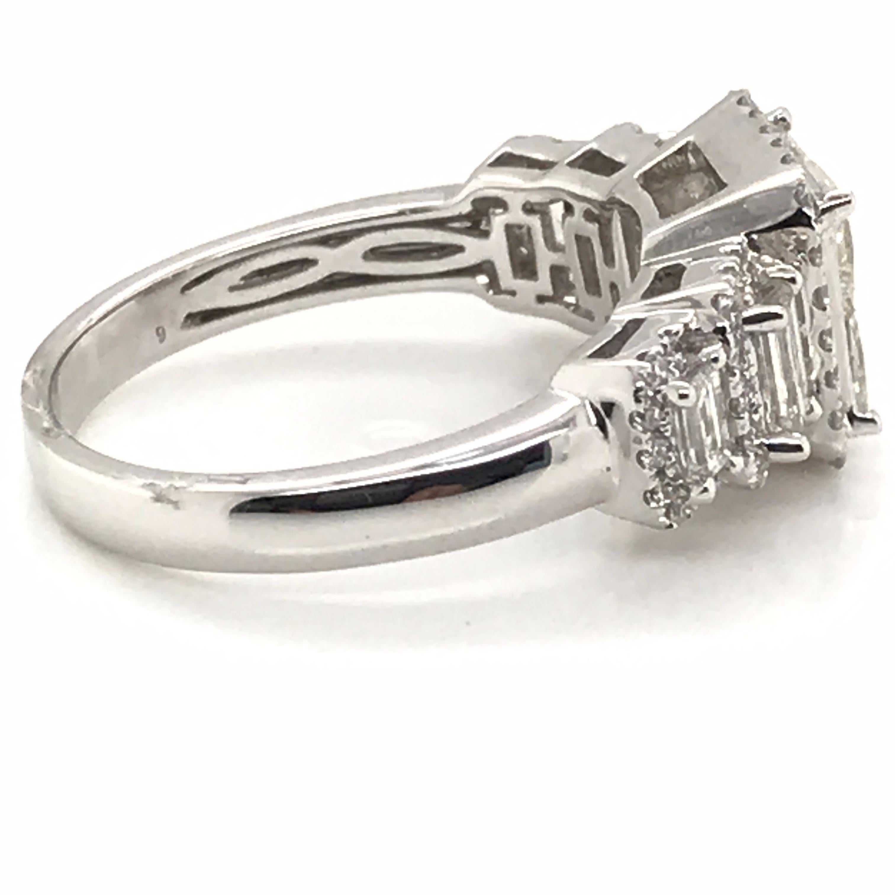 2.00 Carat Princess Cut With Halo Round Diamond Ring with 14 Karat White Gold In New Condition For Sale In New York, NY