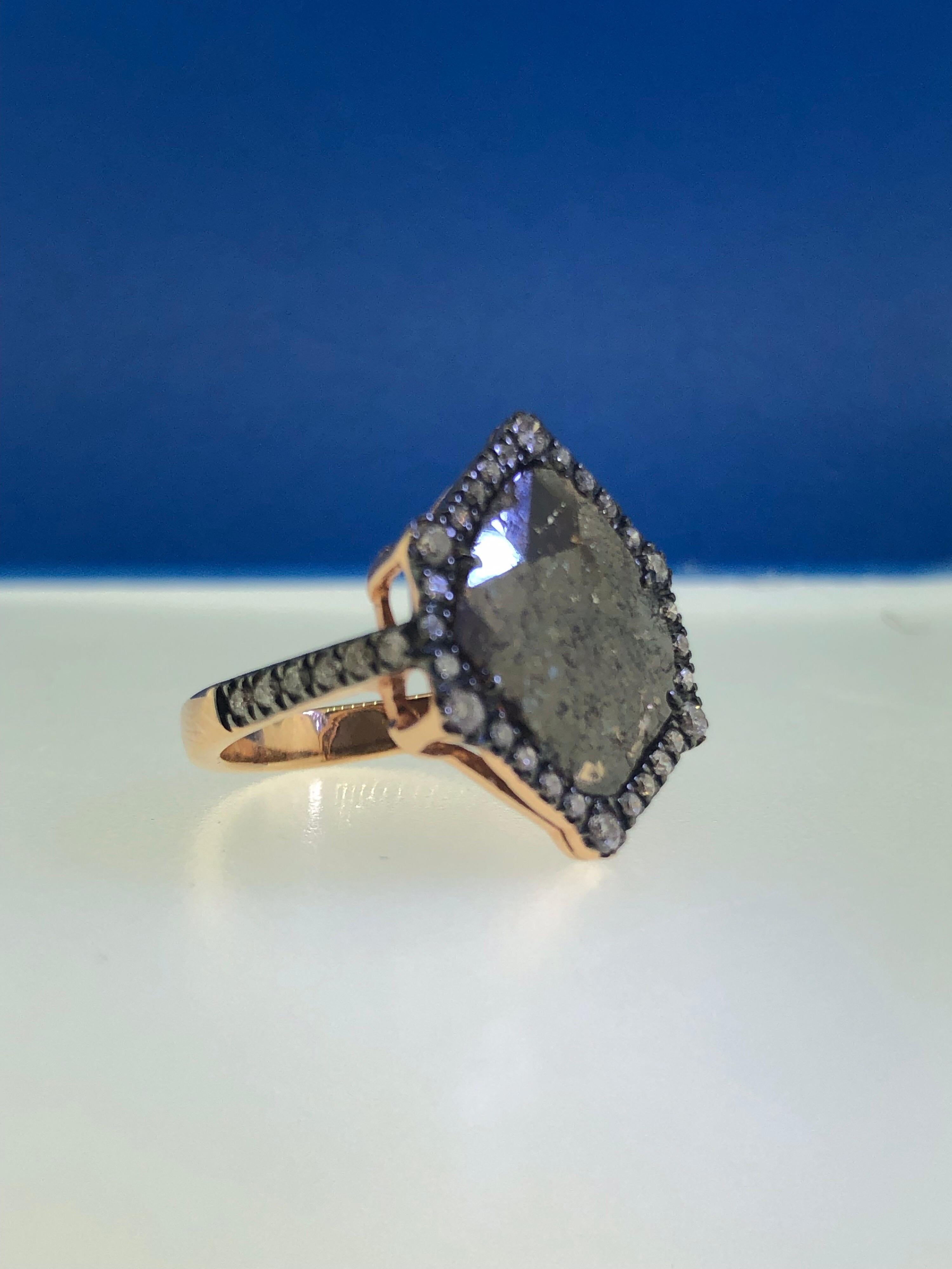 Dieser atemberaubende Ring präsentiert einen schönen 2,00 Karat braunen Diamanten im Rosenschliff mit einem Diamant-Halo in 18 Karat Roségold. 
Gesamtgewicht der Diamanten (ohne den Mittelstein) = 0,41 Karat. Die Ringgröße ist 6 1/2.
